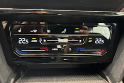 valkoinen Volkswagen Passat 2022 kuva 18.