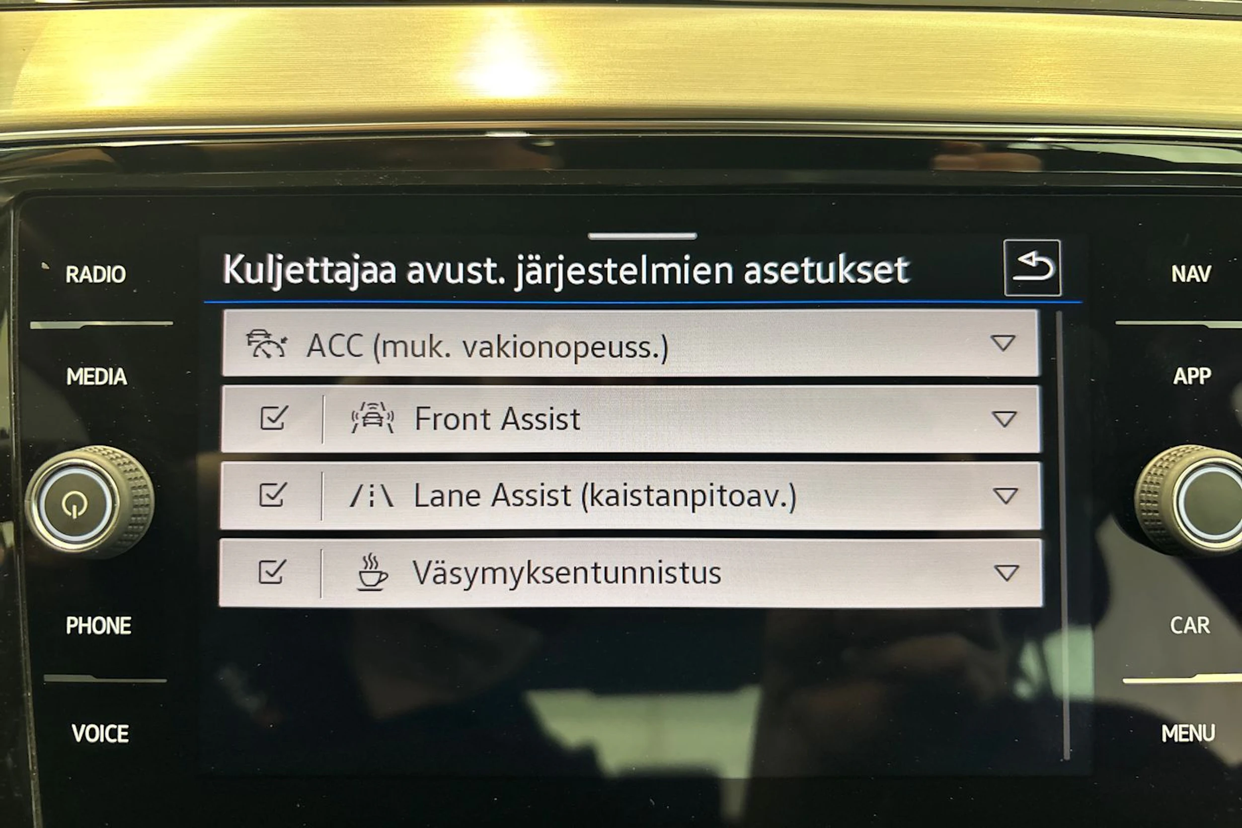 valkoinen Volkswagen Passat 2022 kuva 21.