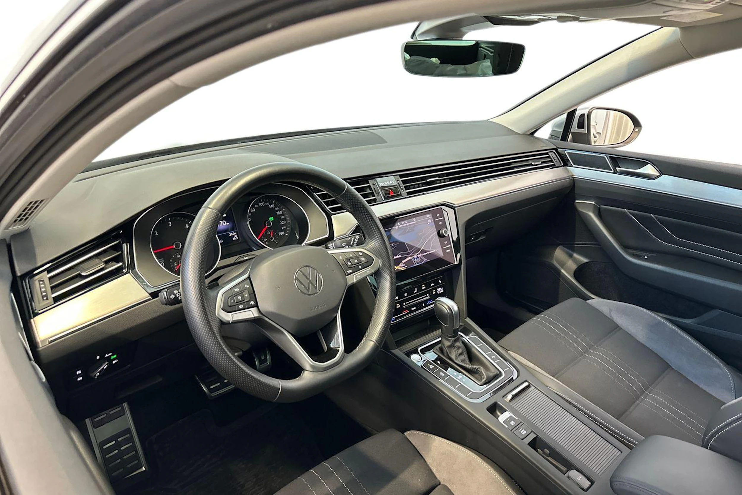 harmaa Volkswagen Passat 2023 kuva 8.