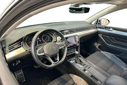 harmaa Volkswagen Passat 2023 kuva 8.