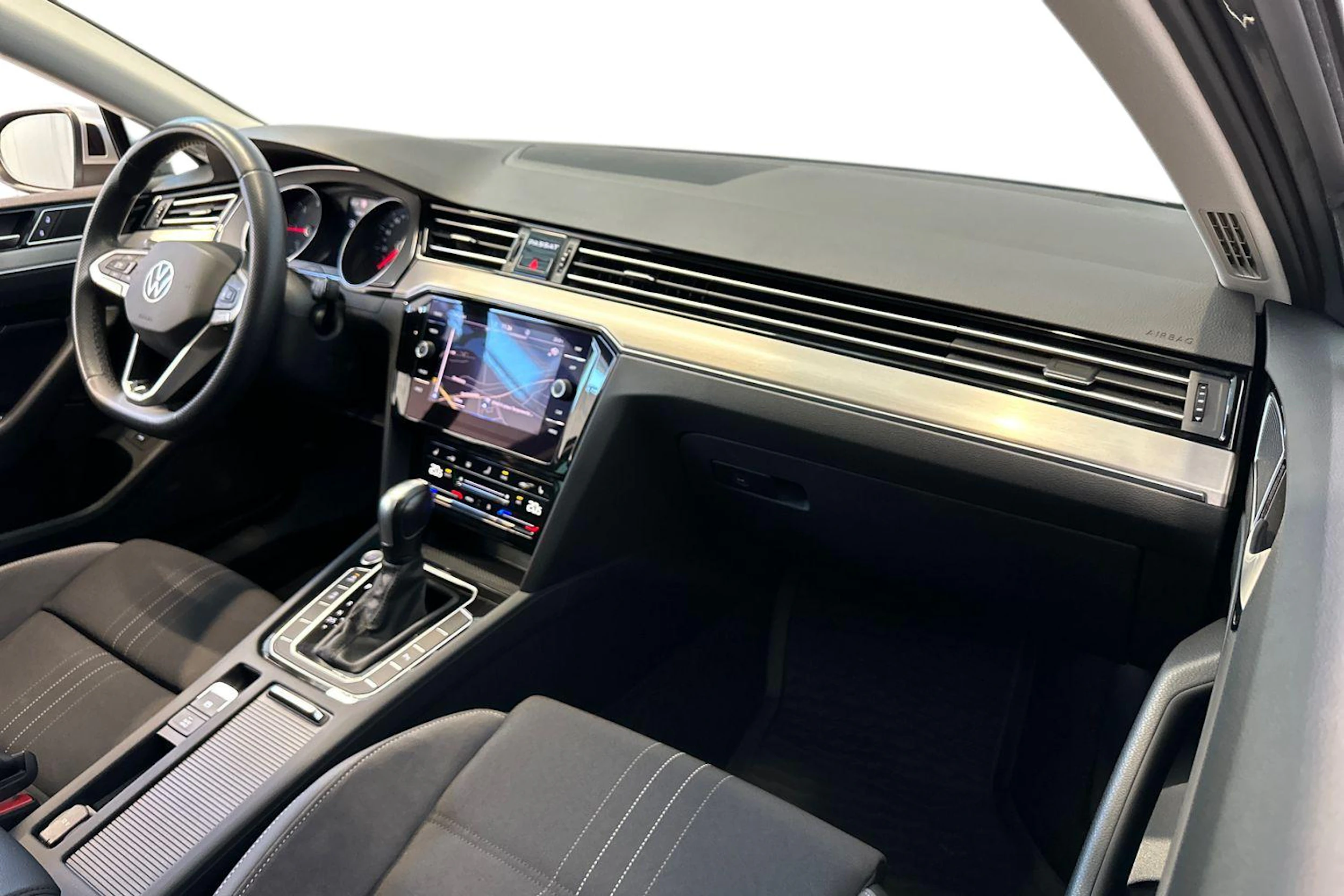 harmaa Volkswagen Passat 2023 kuva 9.