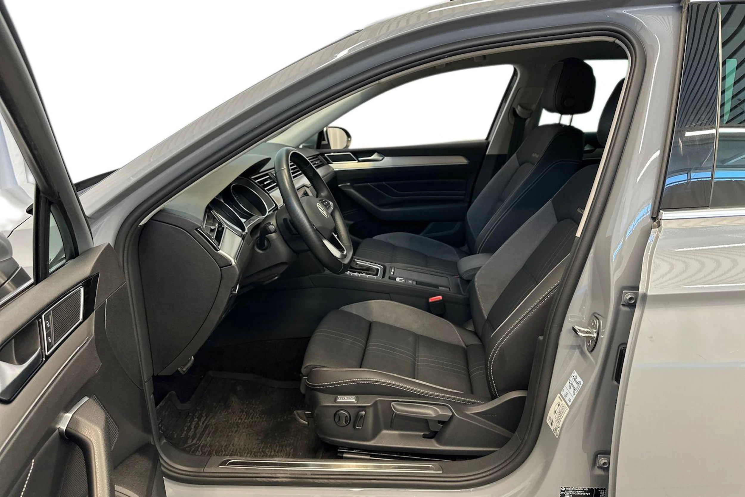 harmaa Volkswagen Passat 2023 kuva 11.