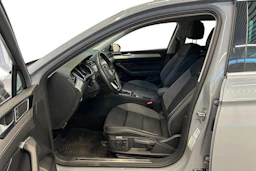 harmaa Volkswagen Passat 2023 kuva 11.