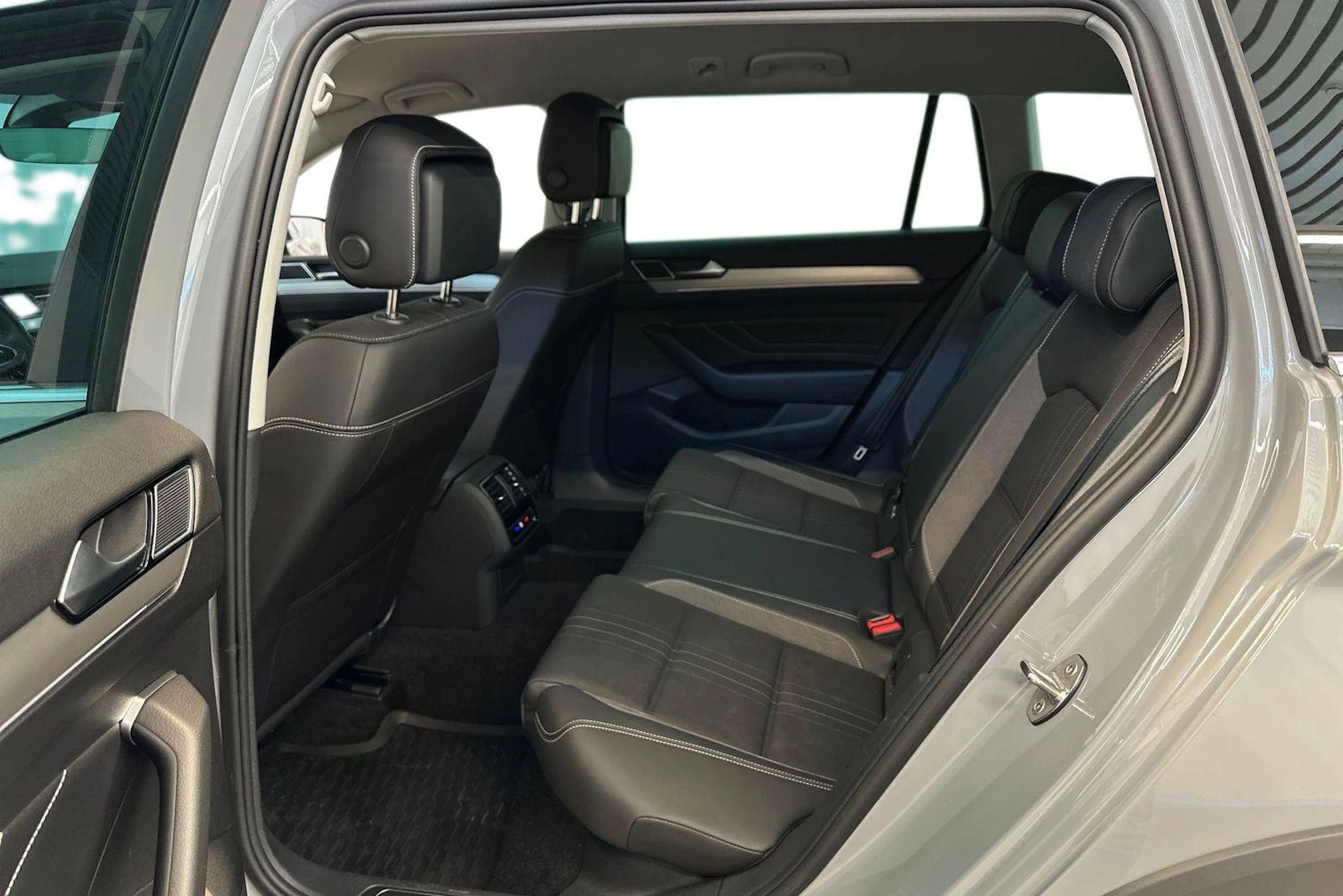harmaa Volkswagen Passat 2023 kuva 12.