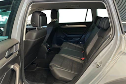 harmaa Volkswagen Passat 2023 kuva 12.