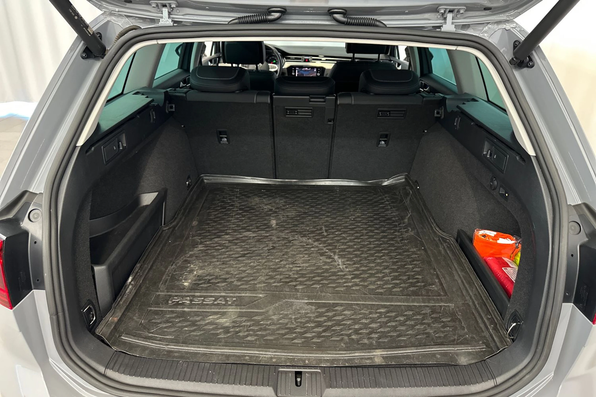 harmaa Volkswagen Passat 2023 kuva 13.