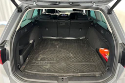 harmaa Volkswagen Passat 2023 kuva 13.