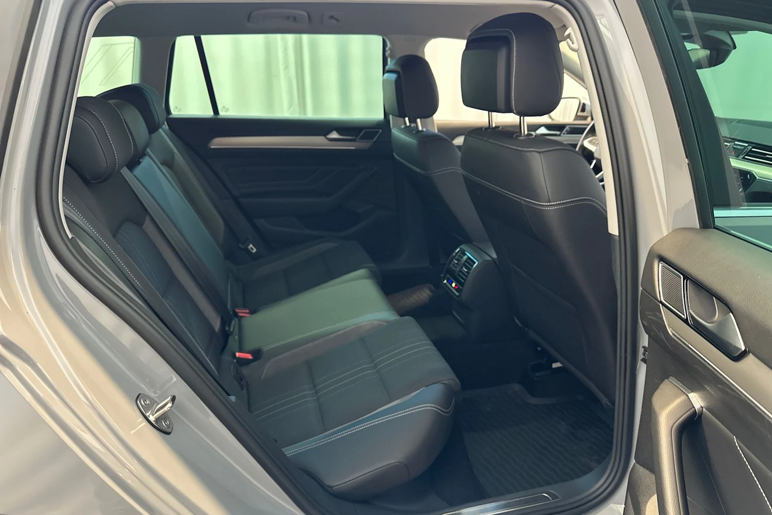 harmaa Volkswagen Passat 2023 kuva 15.