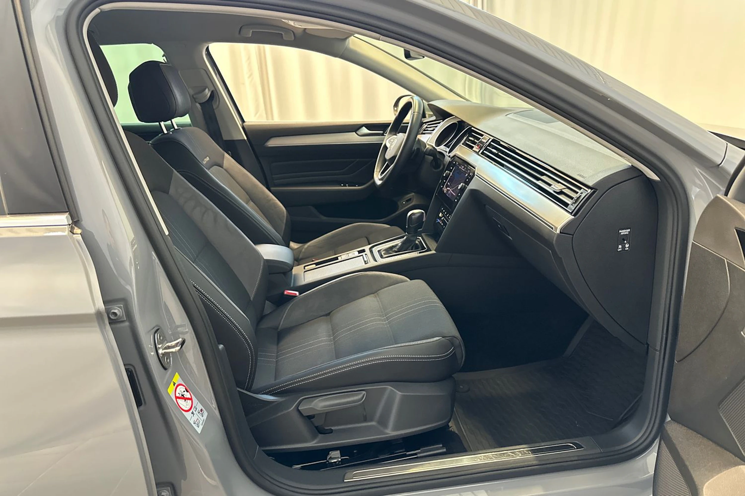 harmaa Volkswagen Passat 2023 kuva 16.