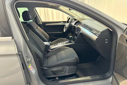 harmaa Volkswagen Passat 2023 kuva 16.