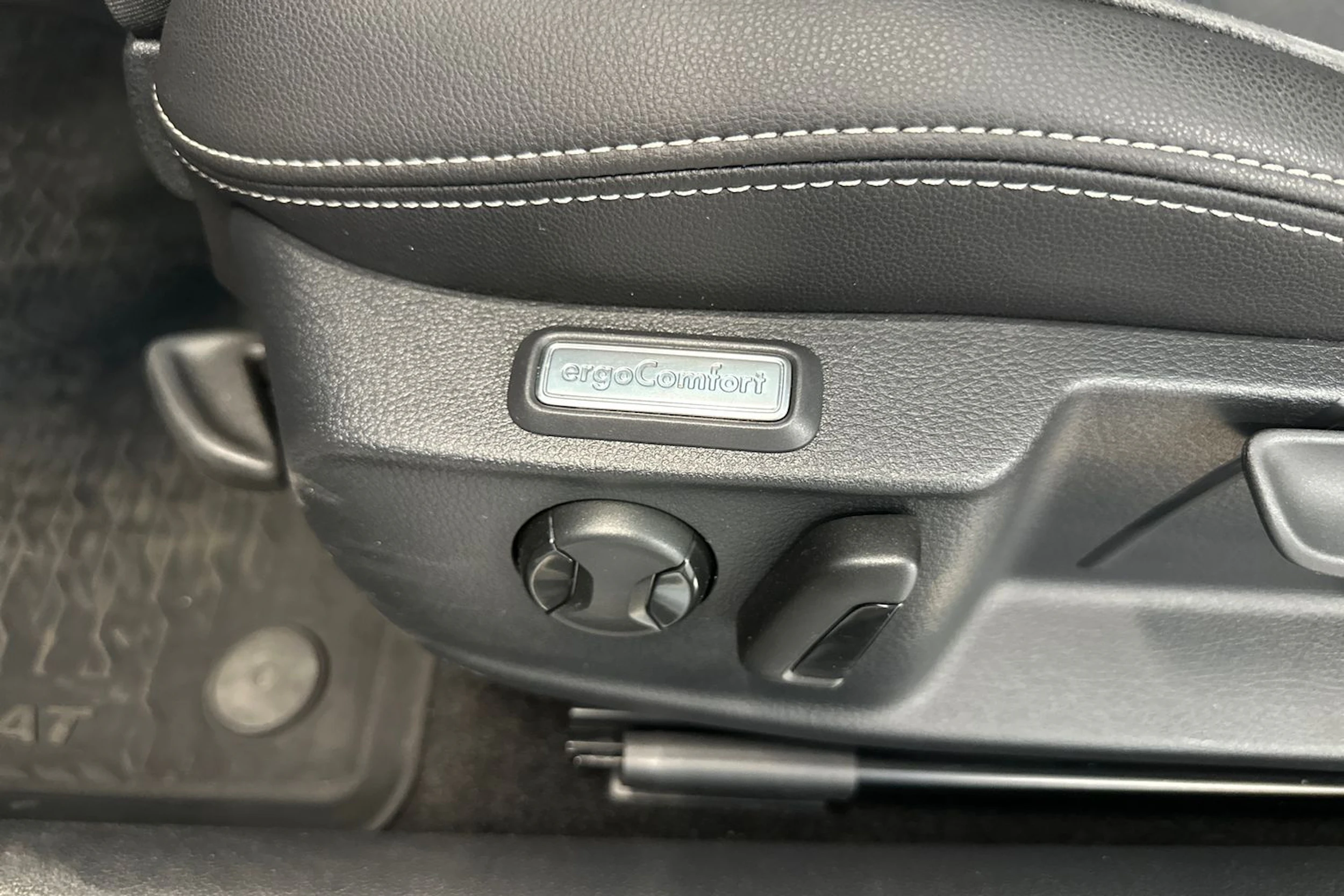 harmaa Volkswagen Passat 2023 kuva 17.