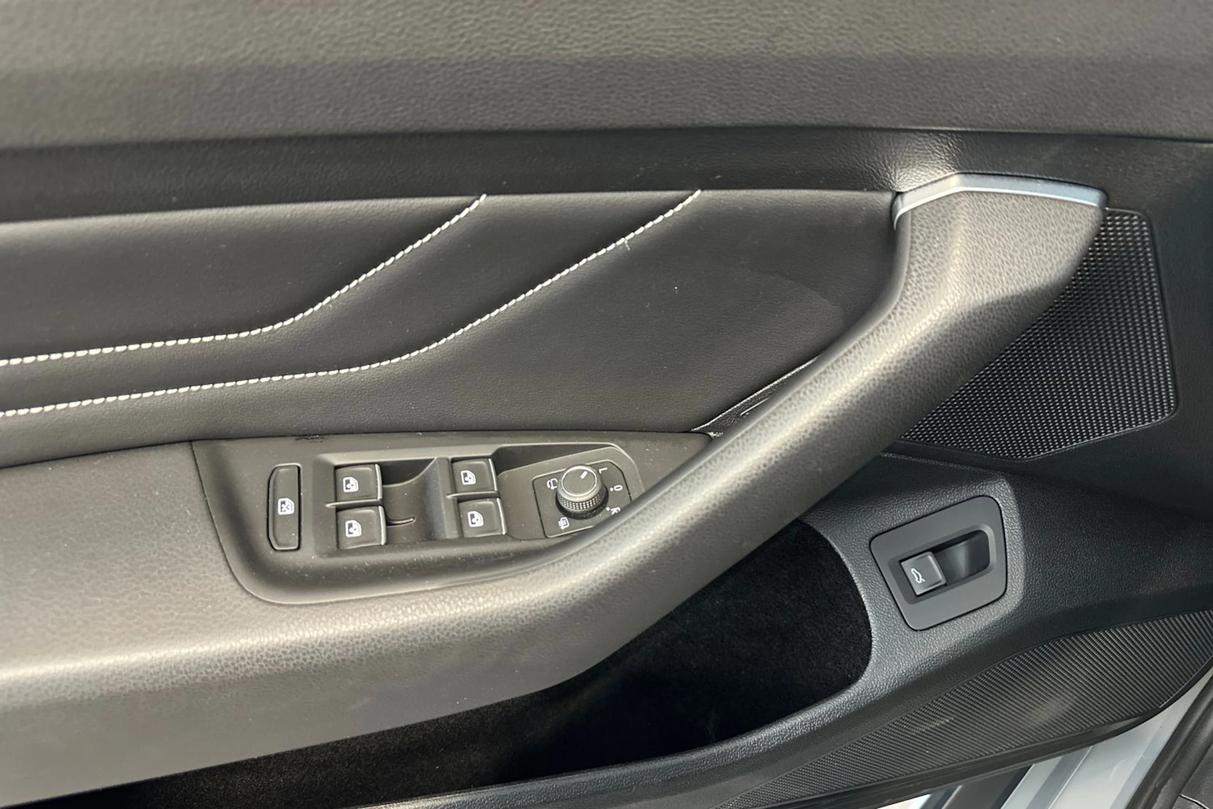 harmaa Volkswagen Passat 2023 kuva 18.