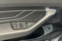harmaa Volkswagen Passat 2023 kuva 18.