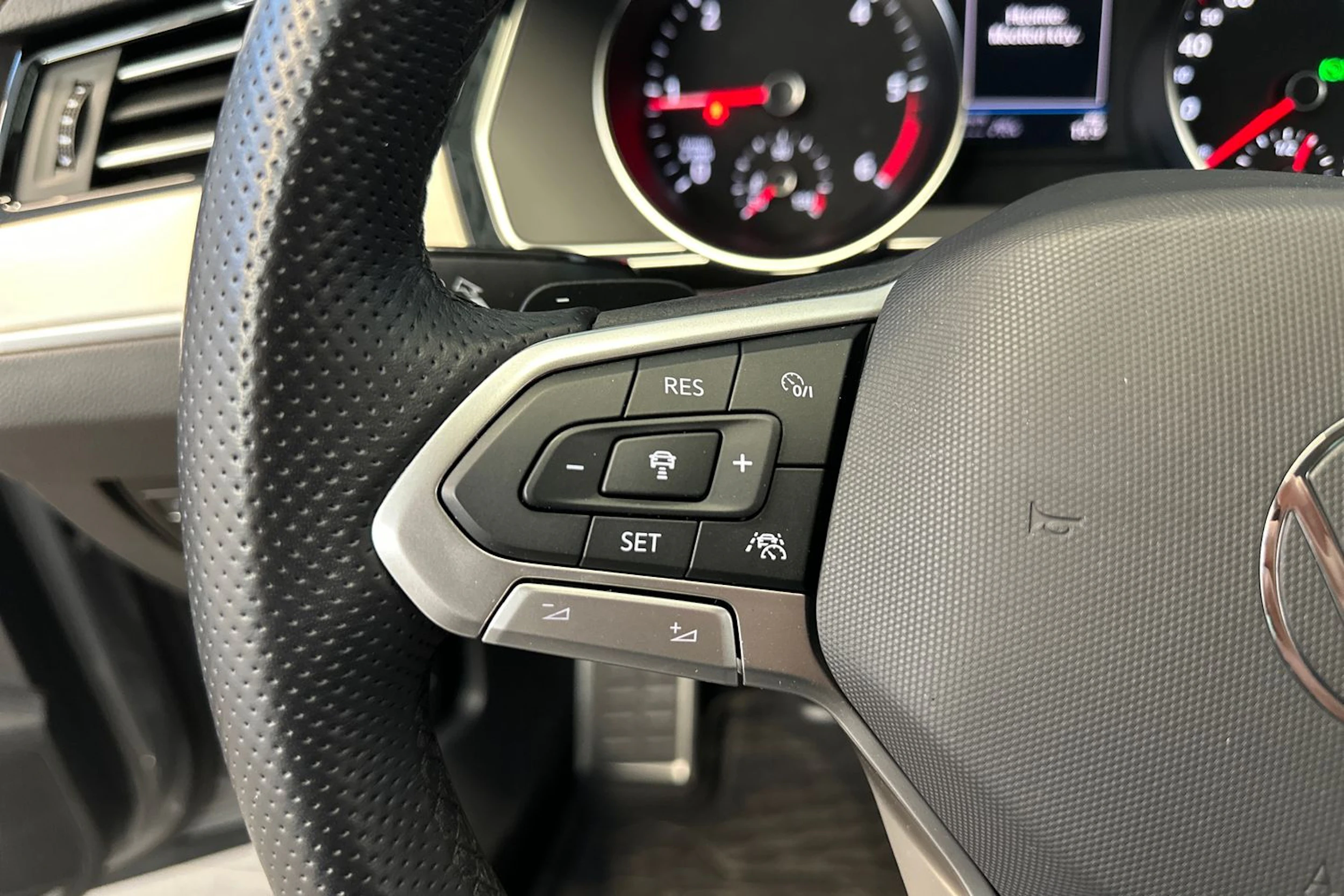 harmaa Volkswagen Passat 2023 kuva 19.
