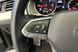 harmaa Volkswagen Passat 2023 kuva 19.