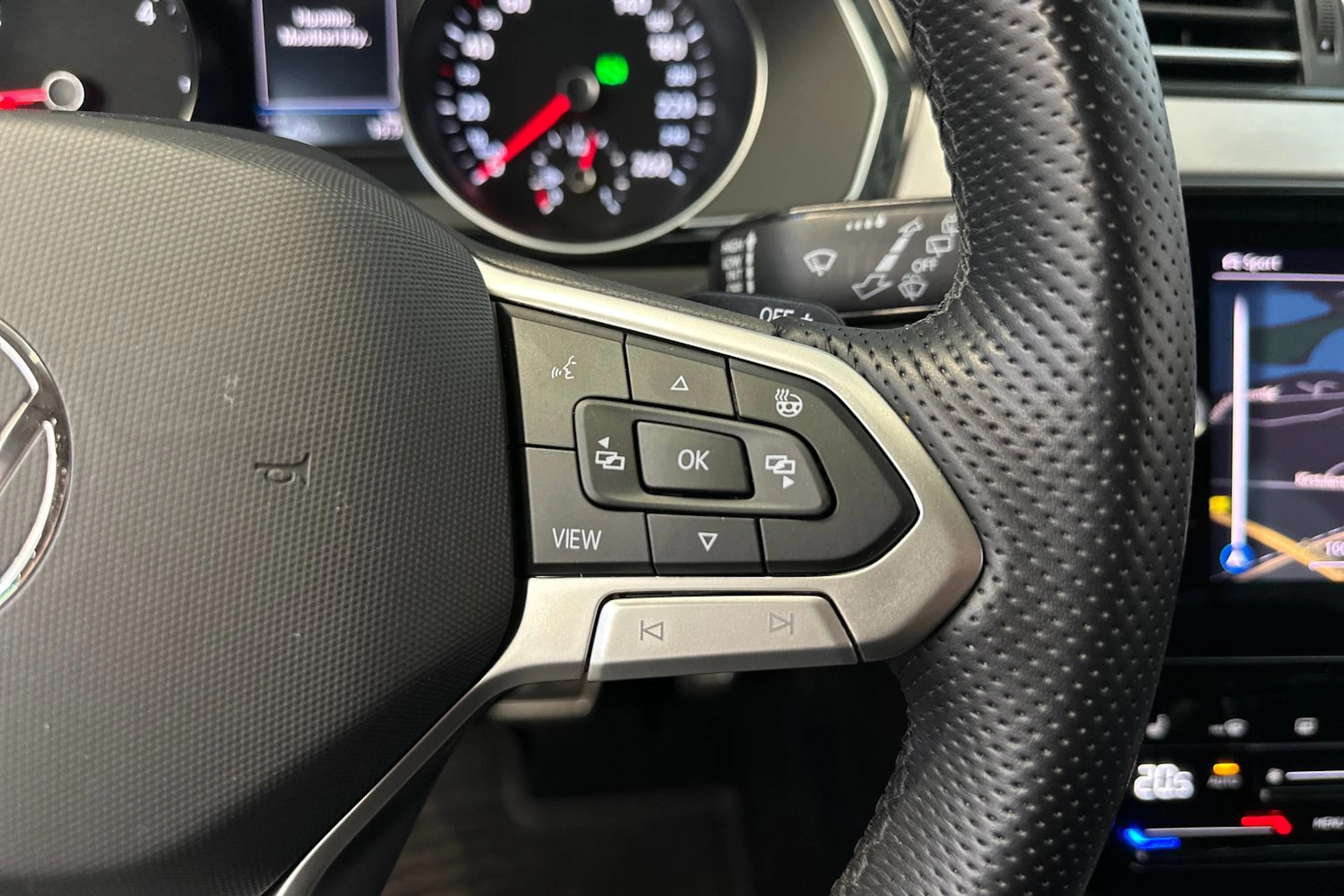 harmaa Volkswagen Passat 2023 kuva 20.