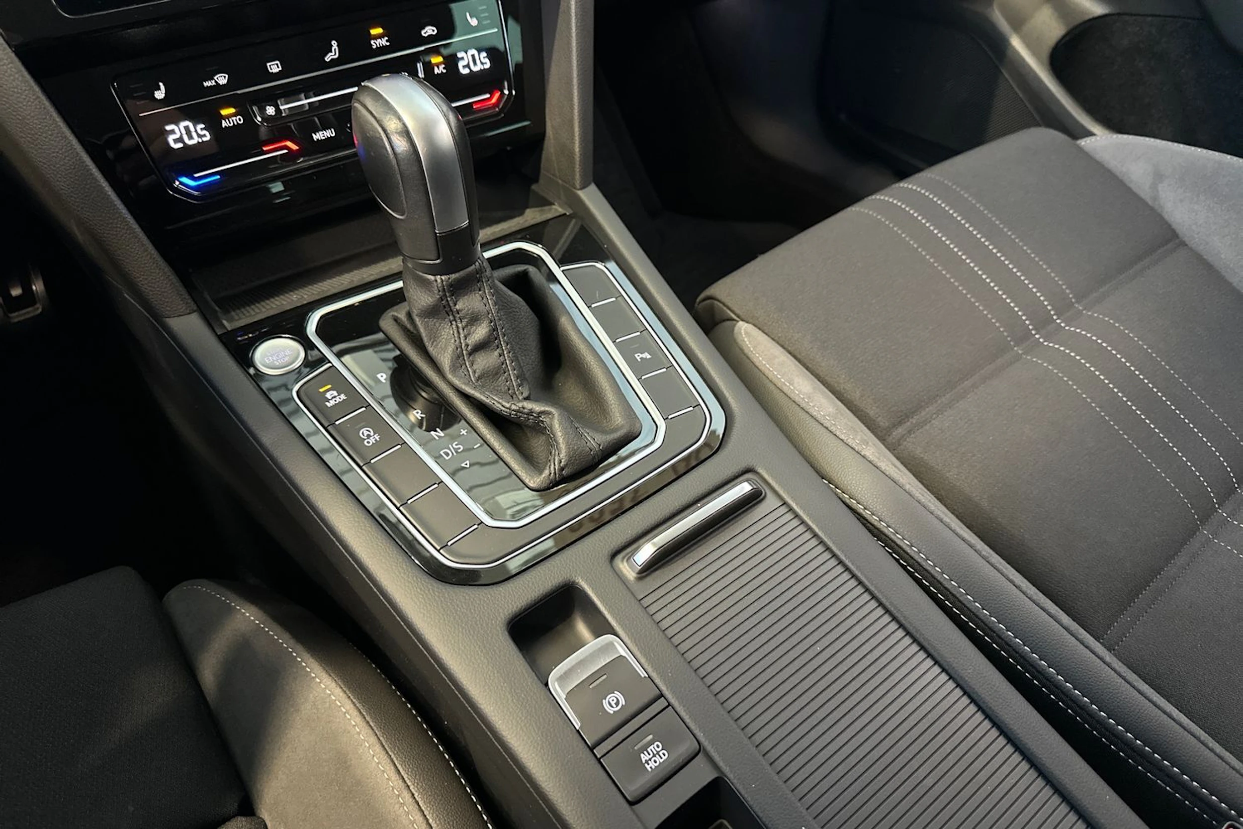 harmaa Volkswagen Passat 2023 kuva 25.