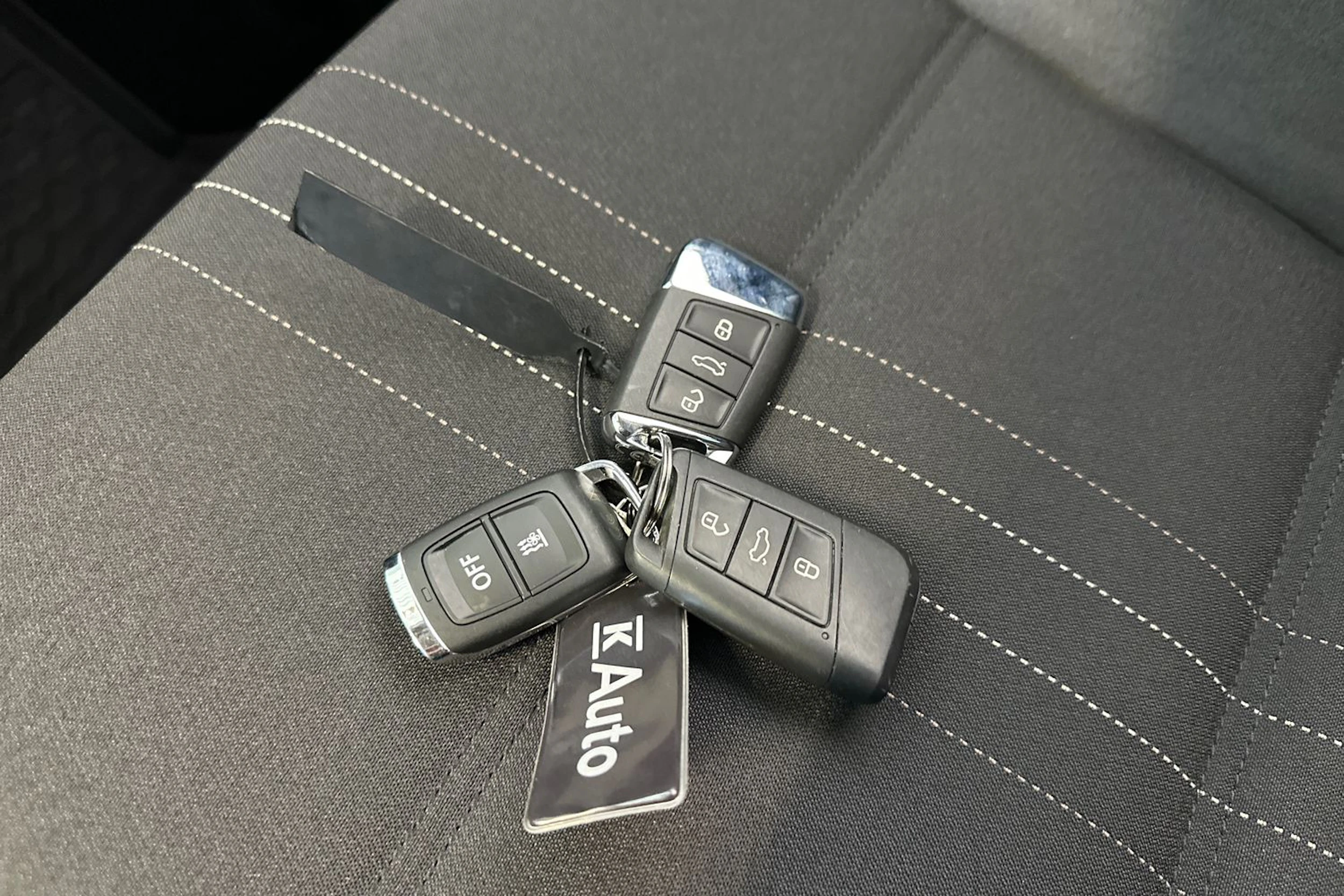 harmaa Volkswagen Passat 2023 kuva 26.