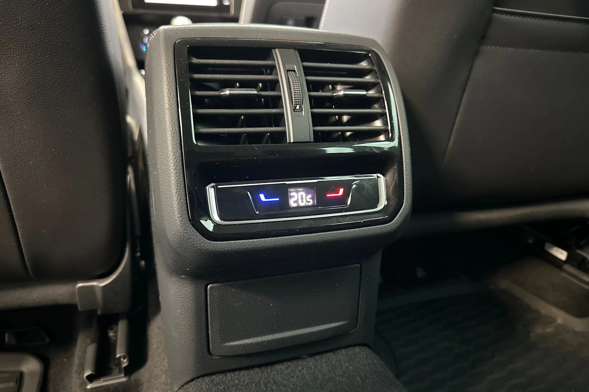 harmaa Volkswagen Passat 2023 kuva 27.