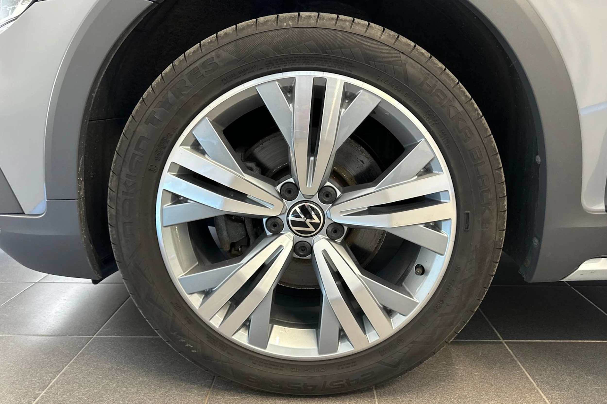 harmaa Volkswagen Passat 2023 kuva 28.