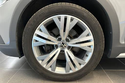 harmaa Volkswagen Passat 2023 kuva 28.