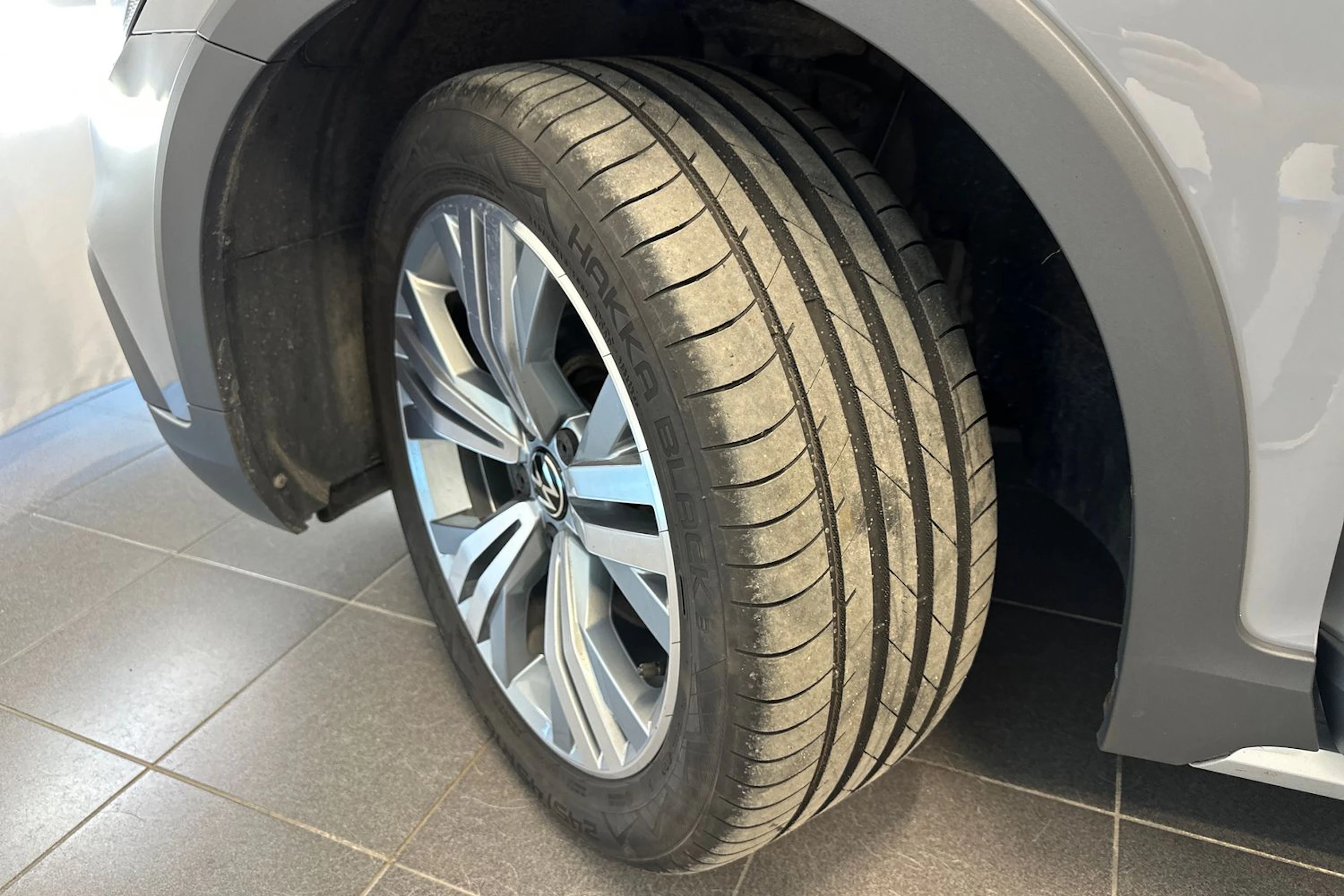 harmaa Volkswagen Passat 2023 kuva 29.