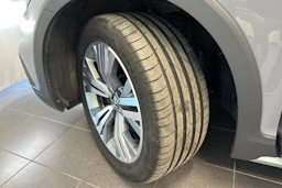 harmaa Volkswagen Passat 2023 kuva 29.