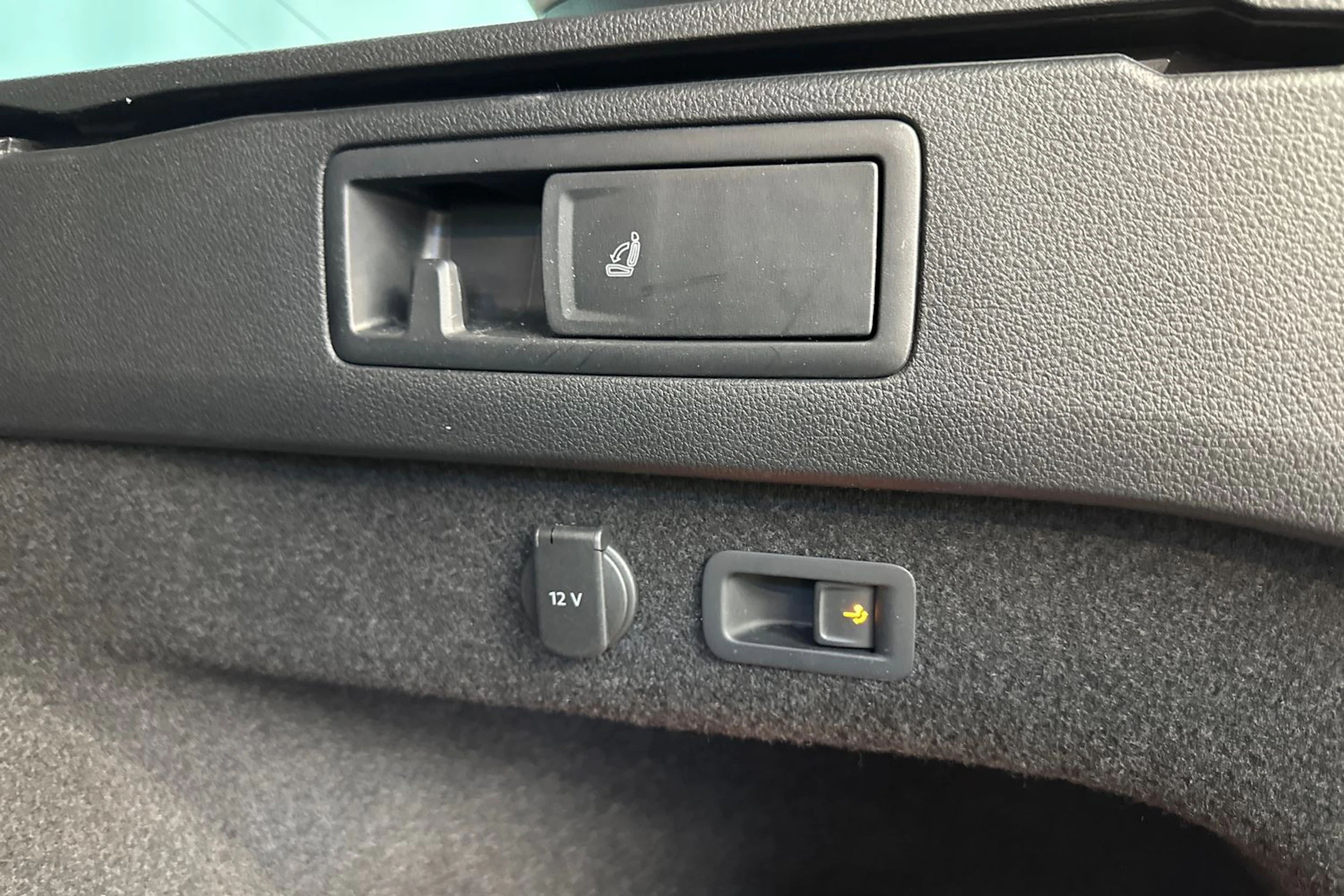 harmaa Volkswagen Passat 2023 kuva 32.