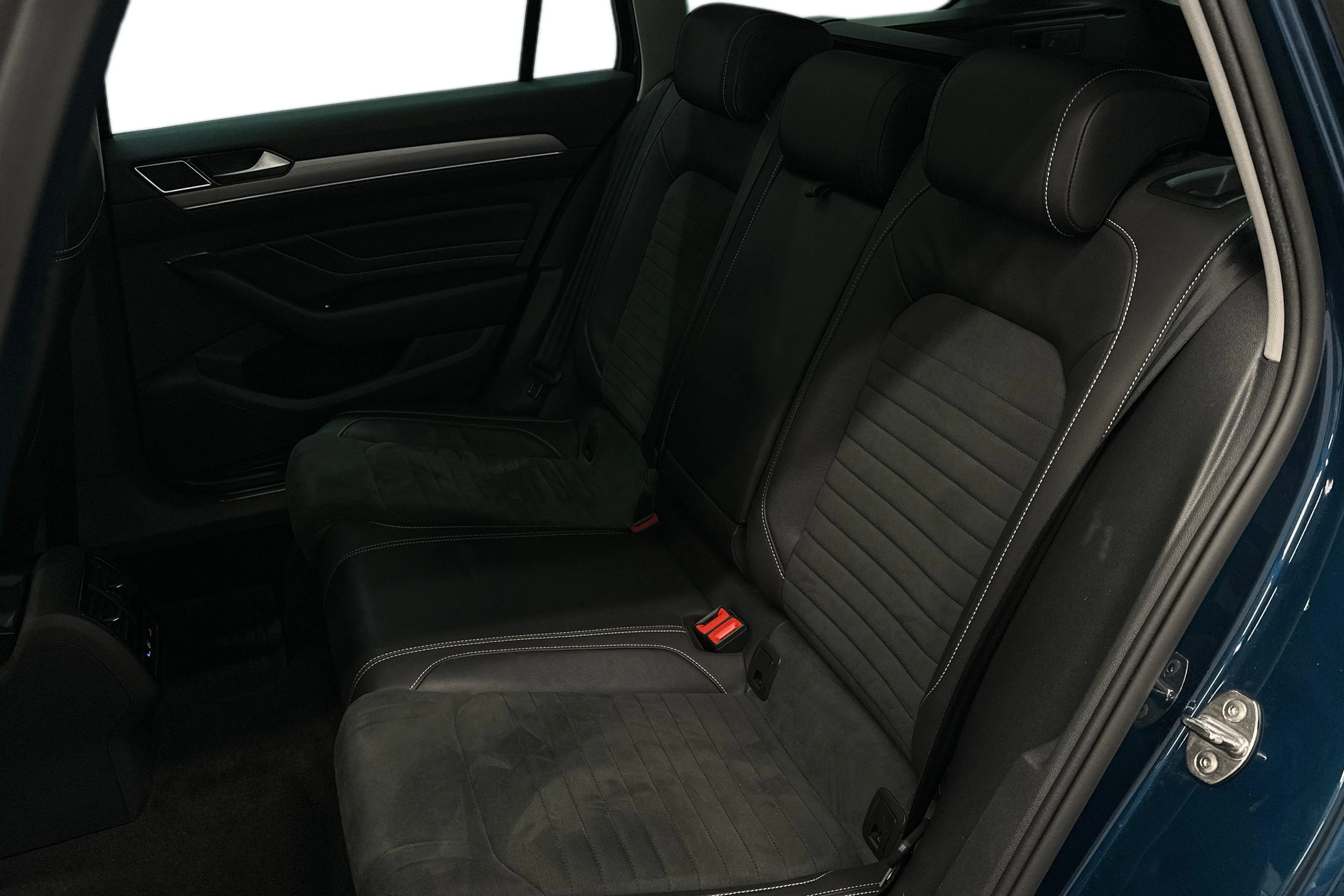 sininen Volkswagen Passat 2023 kuva 11.