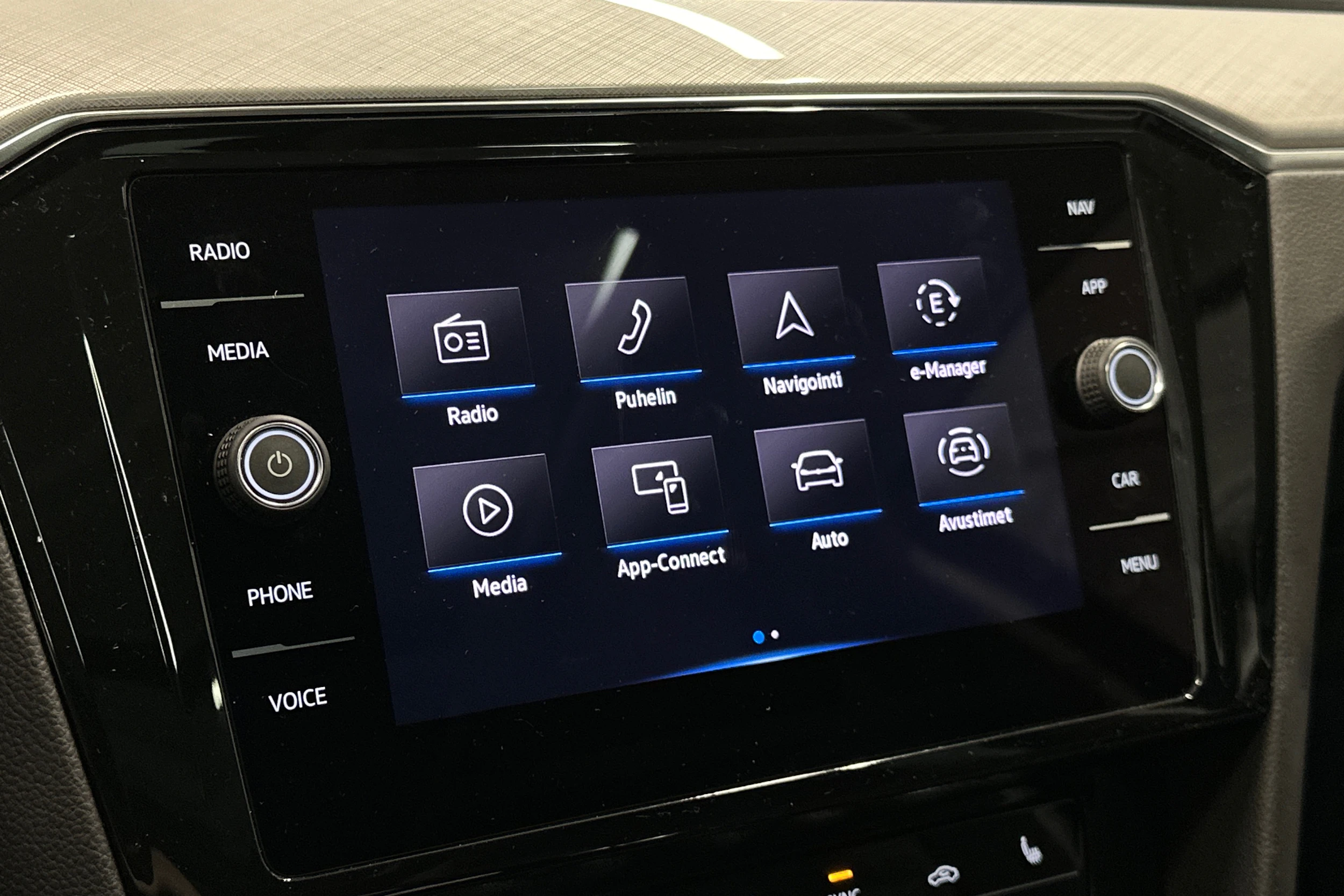 sininen Volkswagen Passat 2023 kuva 19.