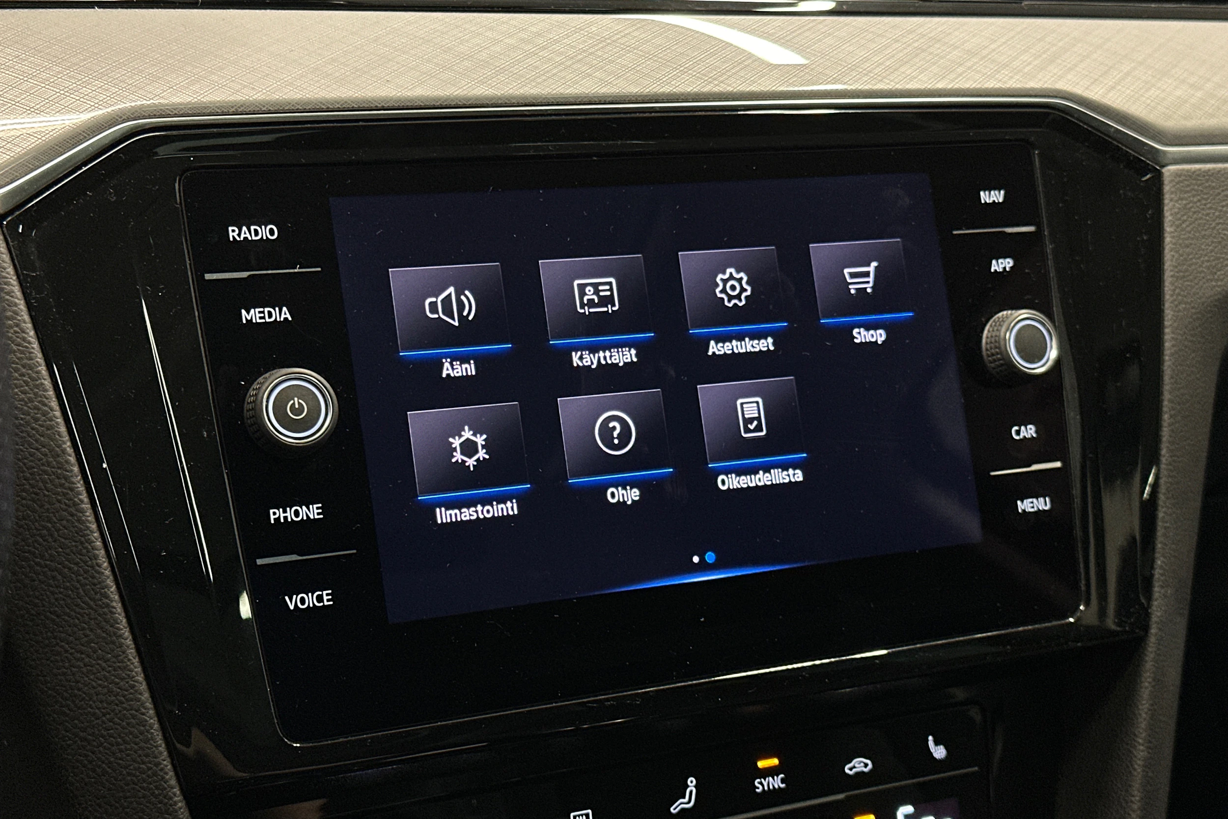 sininen Volkswagen Passat 2023 kuva 20.