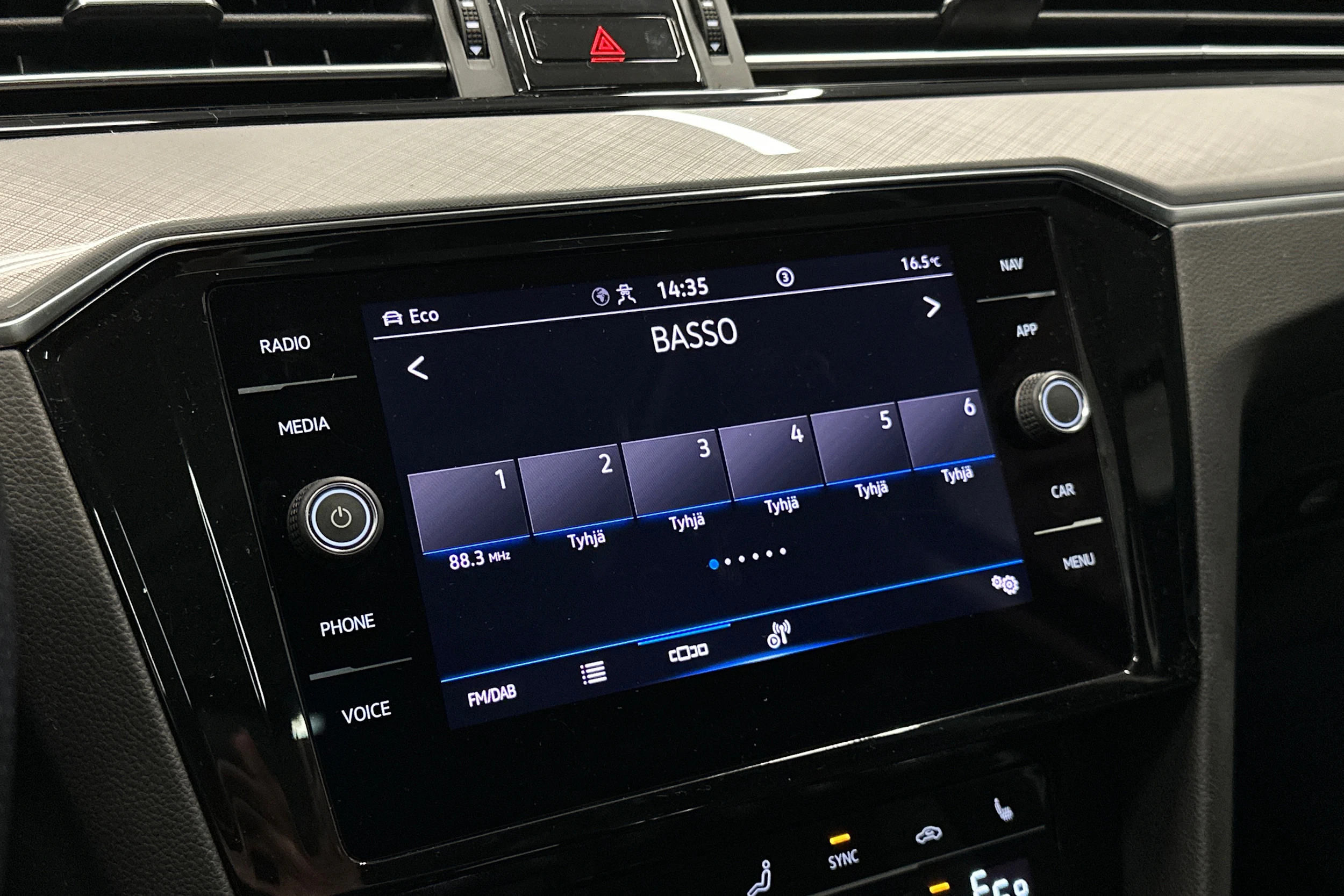 sininen Volkswagen Passat 2023 kuva 21.