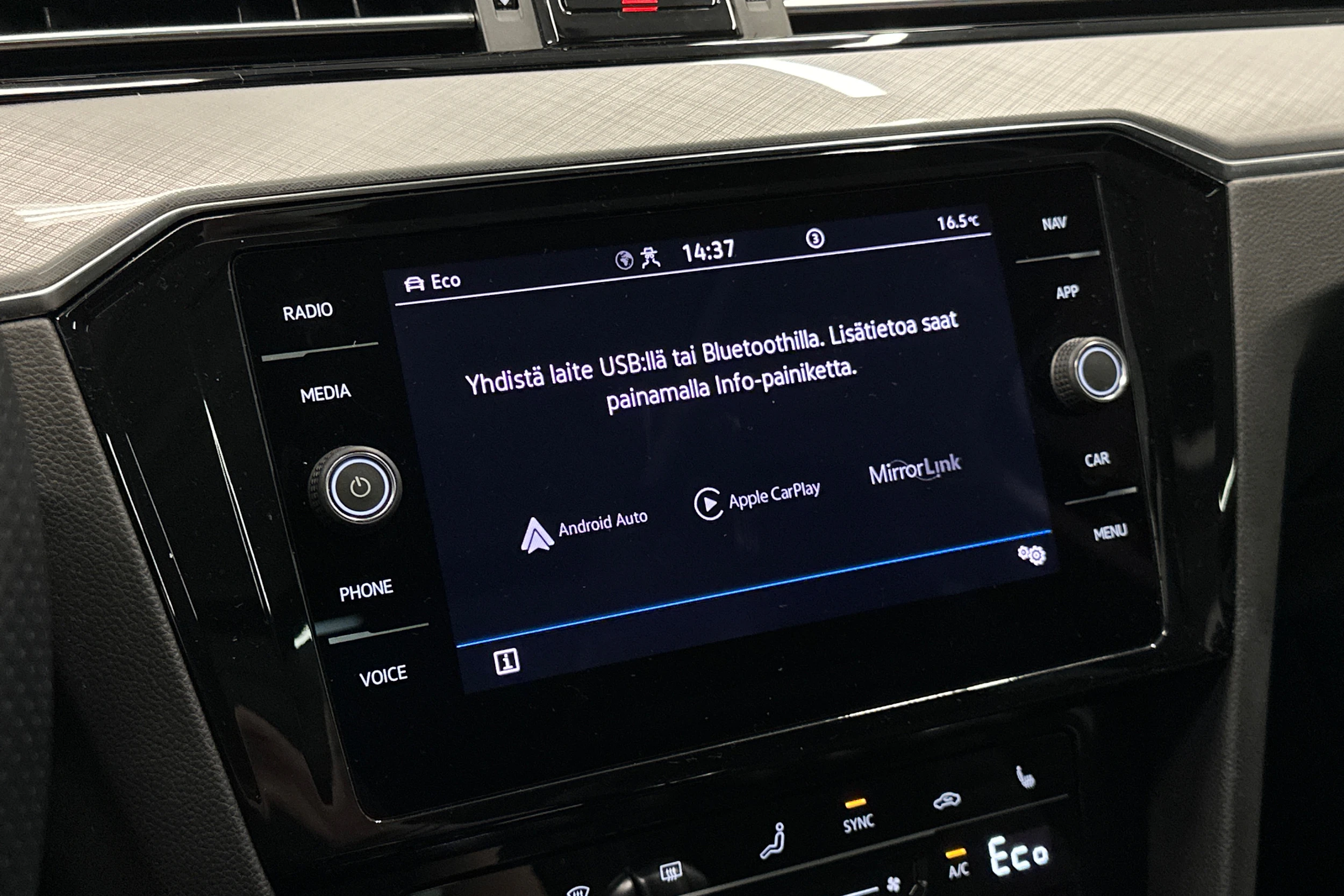 sininen Volkswagen Passat 2023 kuva 26.