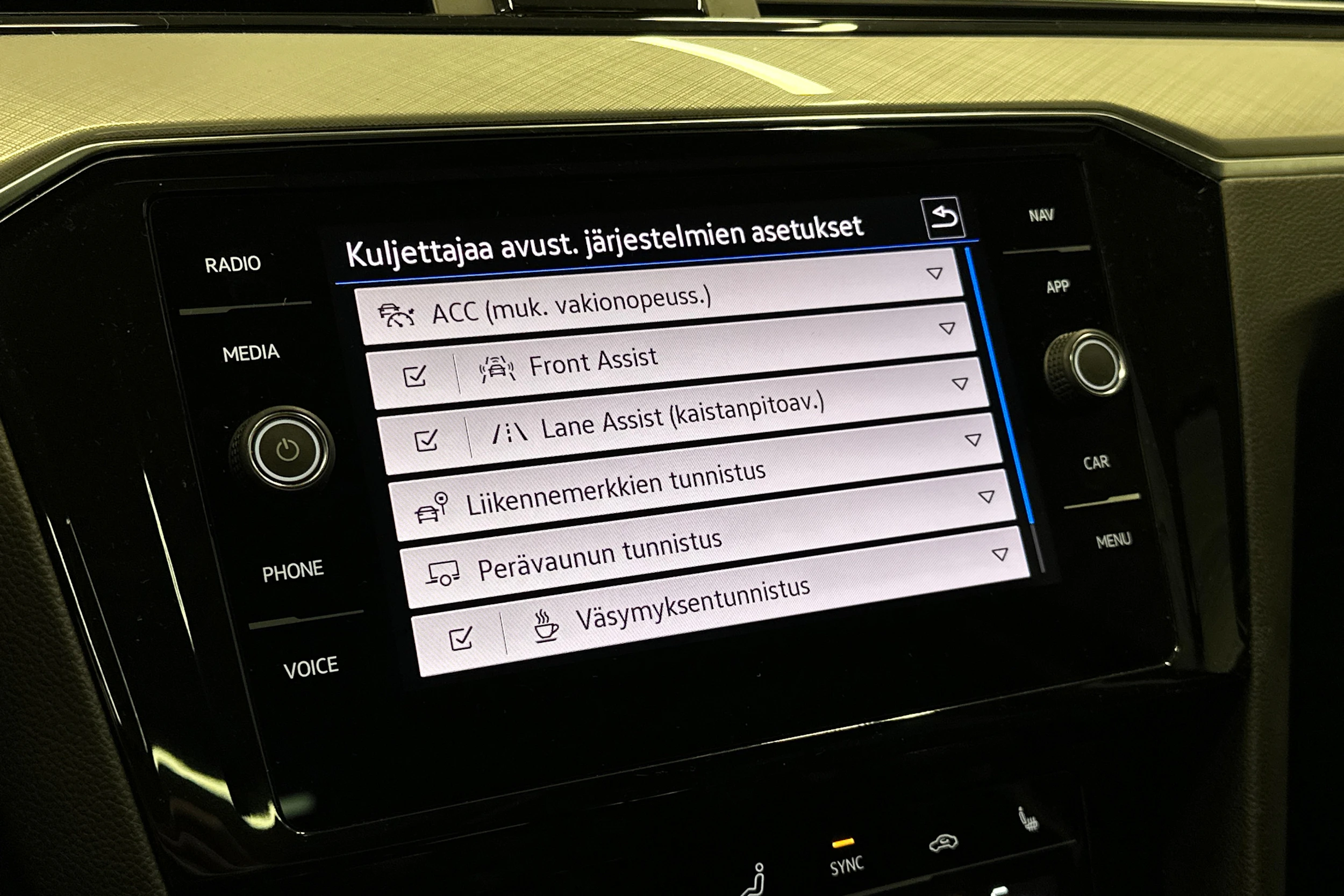 sininen Volkswagen Passat 2023 kuva 28.
