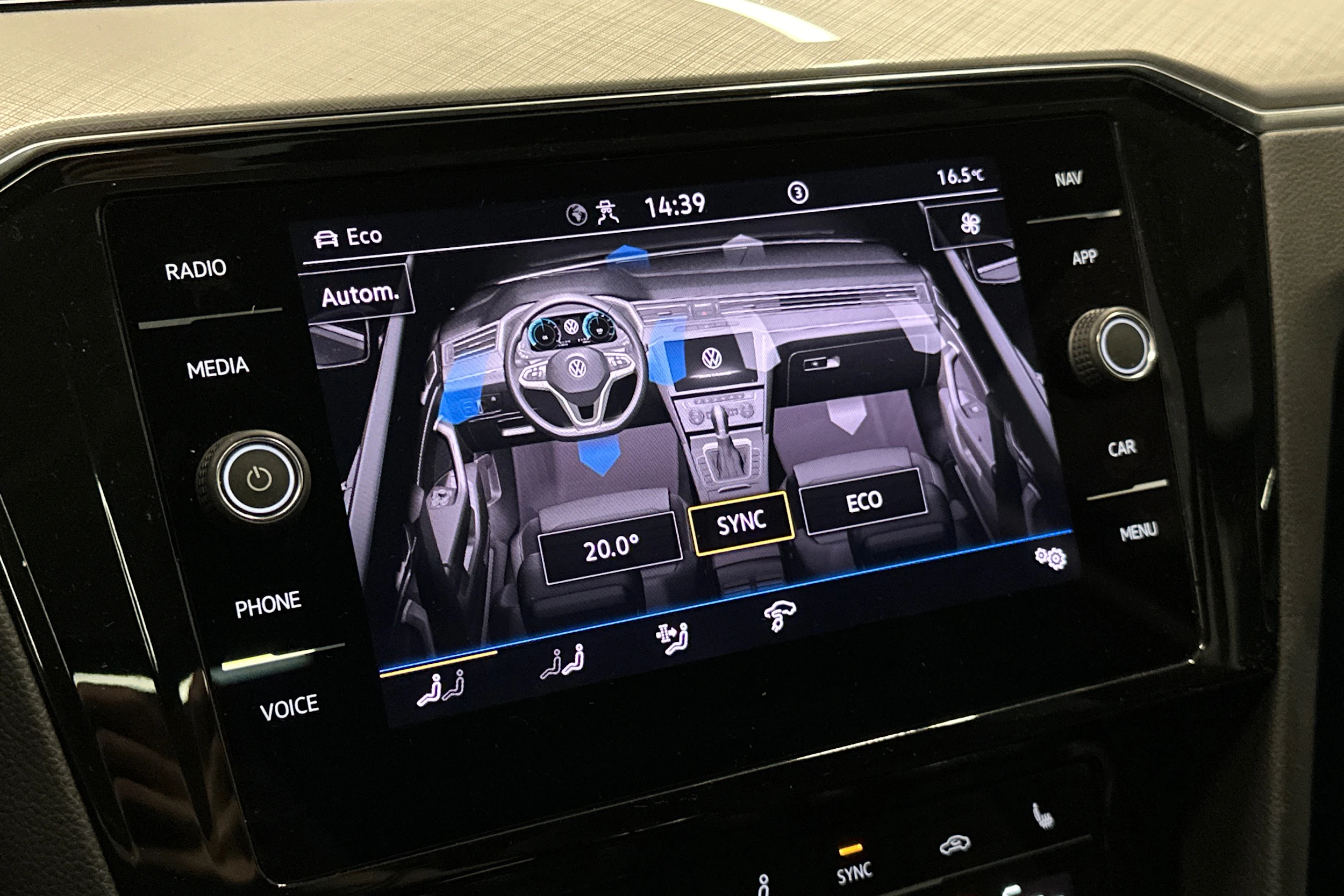 sininen Volkswagen Passat 2023 kuva 29.