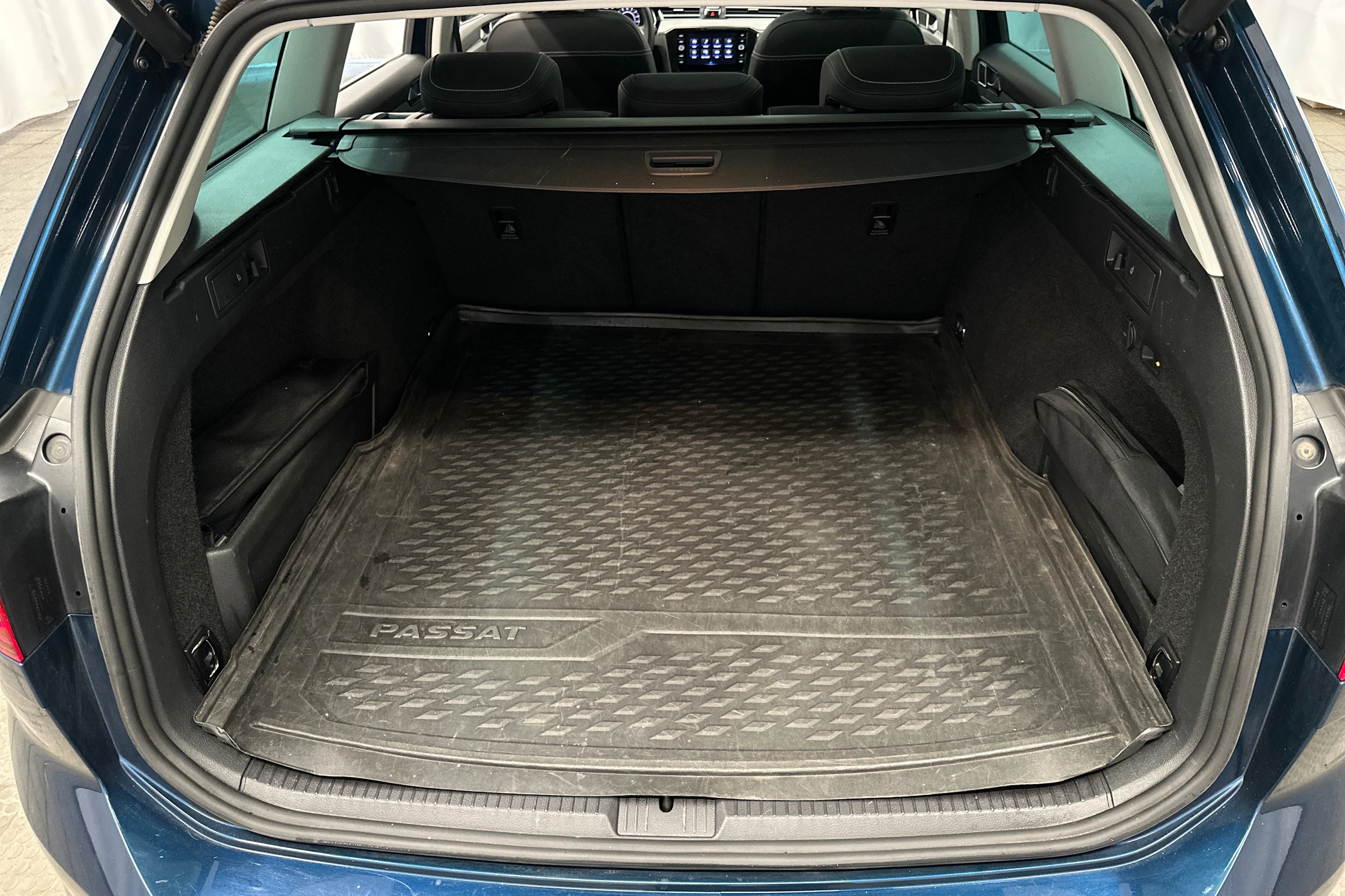 sininen Volkswagen Passat 2023 kuva 33.
