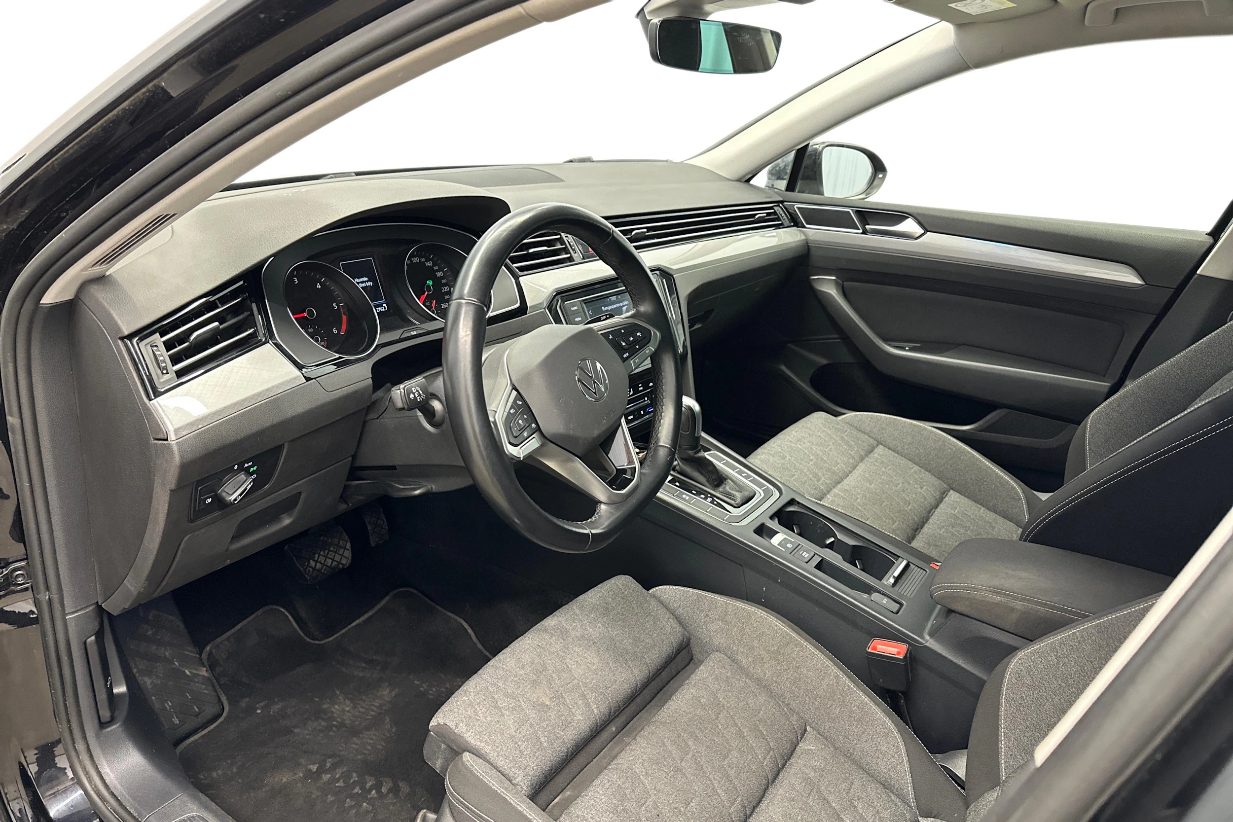 musta Volkswagen Passat 2023 kuva 6.