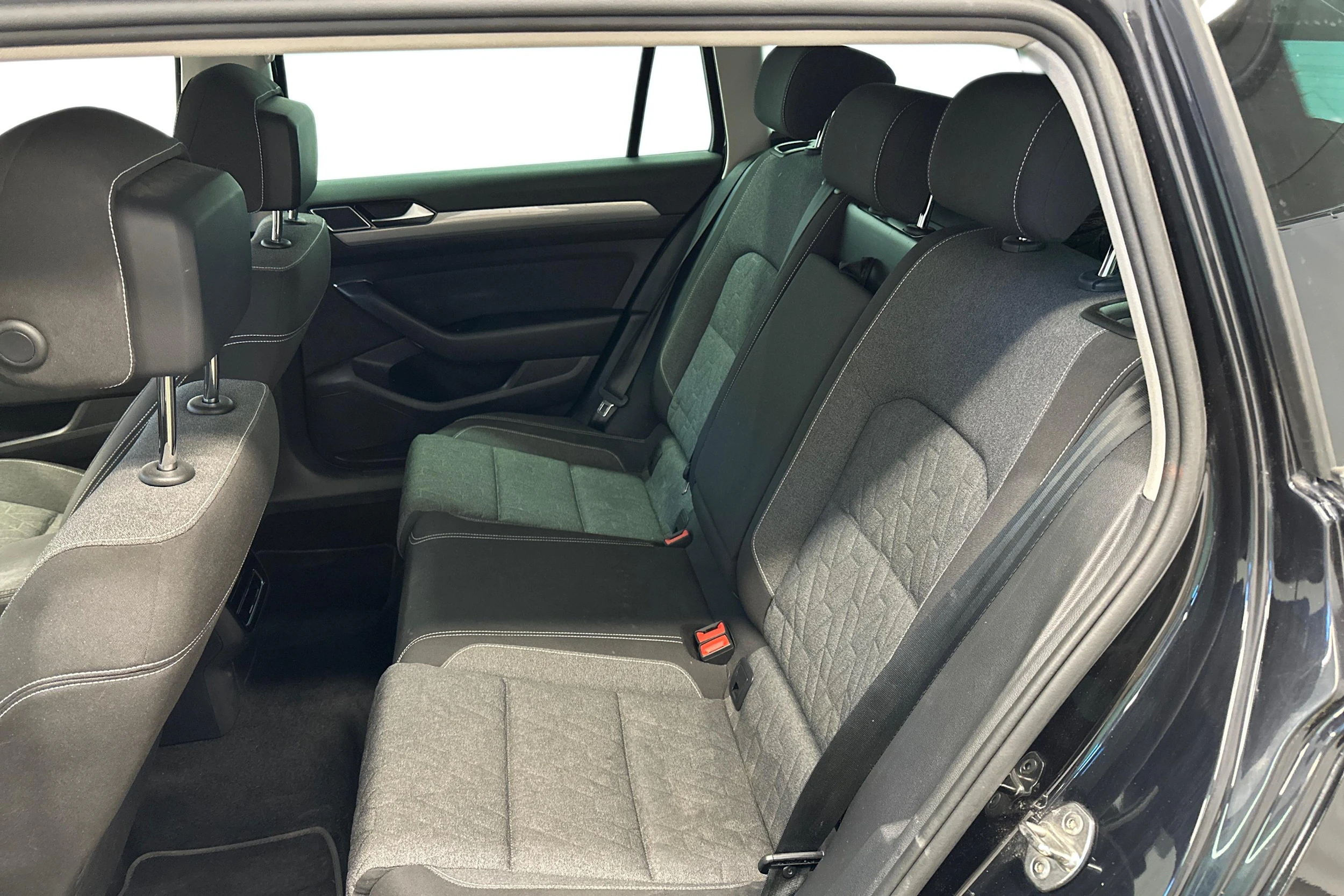 musta Volkswagen Passat 2023 kuva 8.