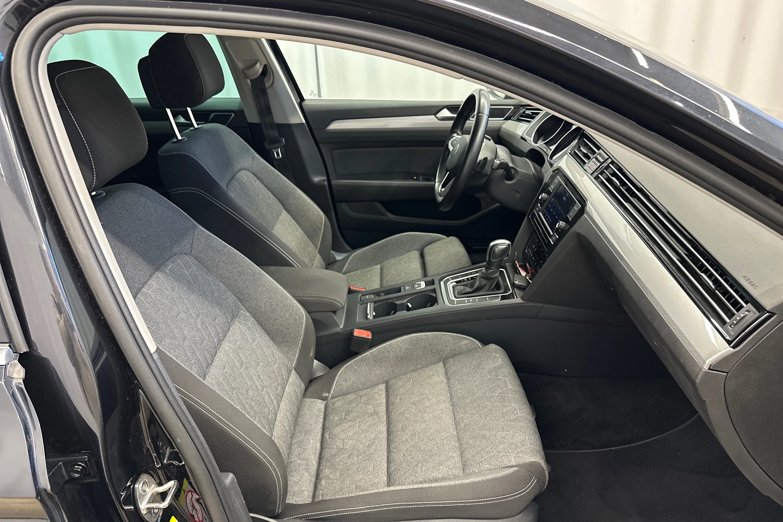 musta Volkswagen Passat 2023 kuva 10.