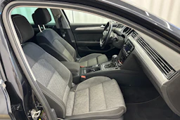 musta Volkswagen Passat 2023 kuva 10.