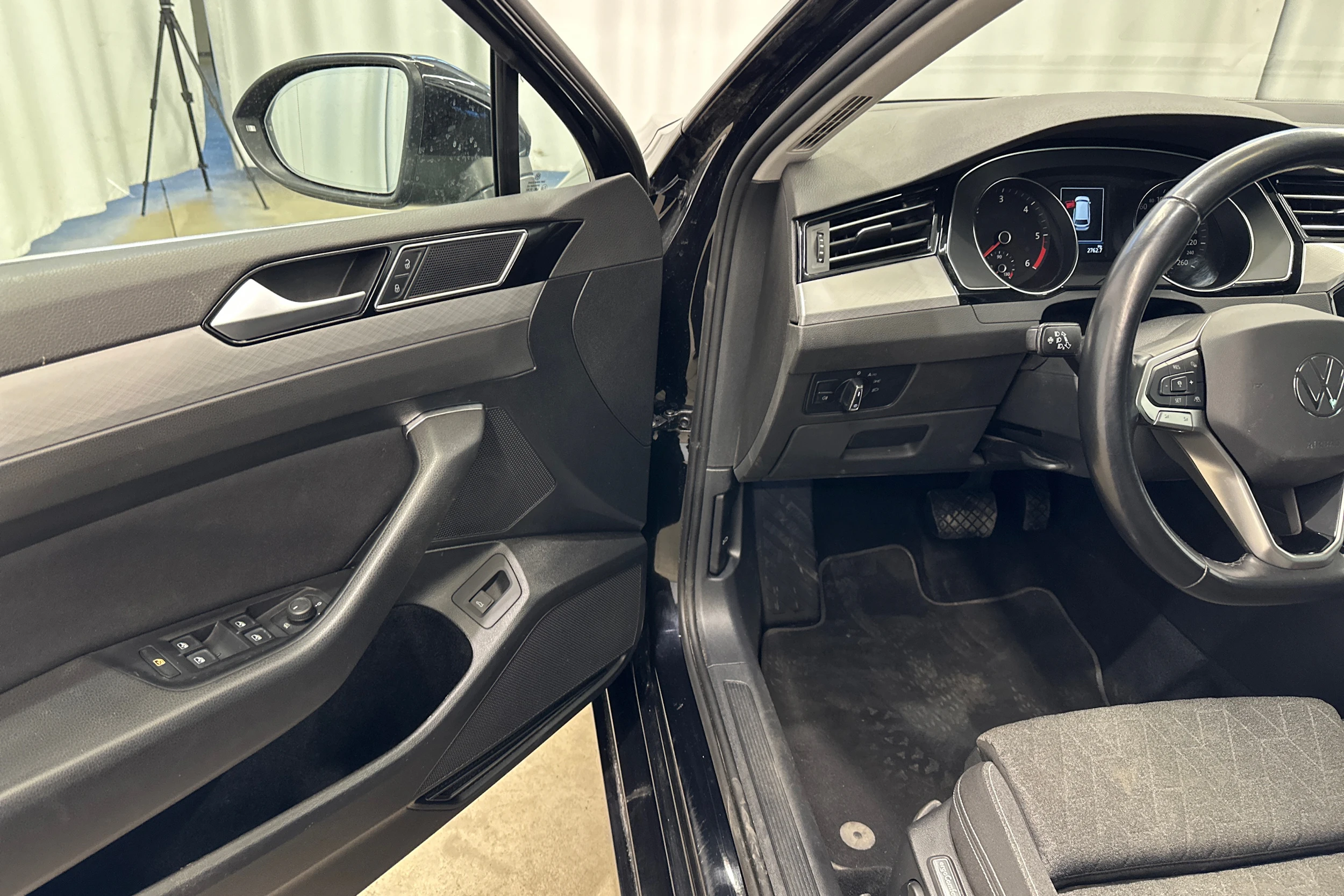 musta Volkswagen Passat 2023 kuva 11.