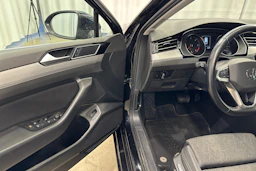 musta Volkswagen Passat 2023 kuva 11.