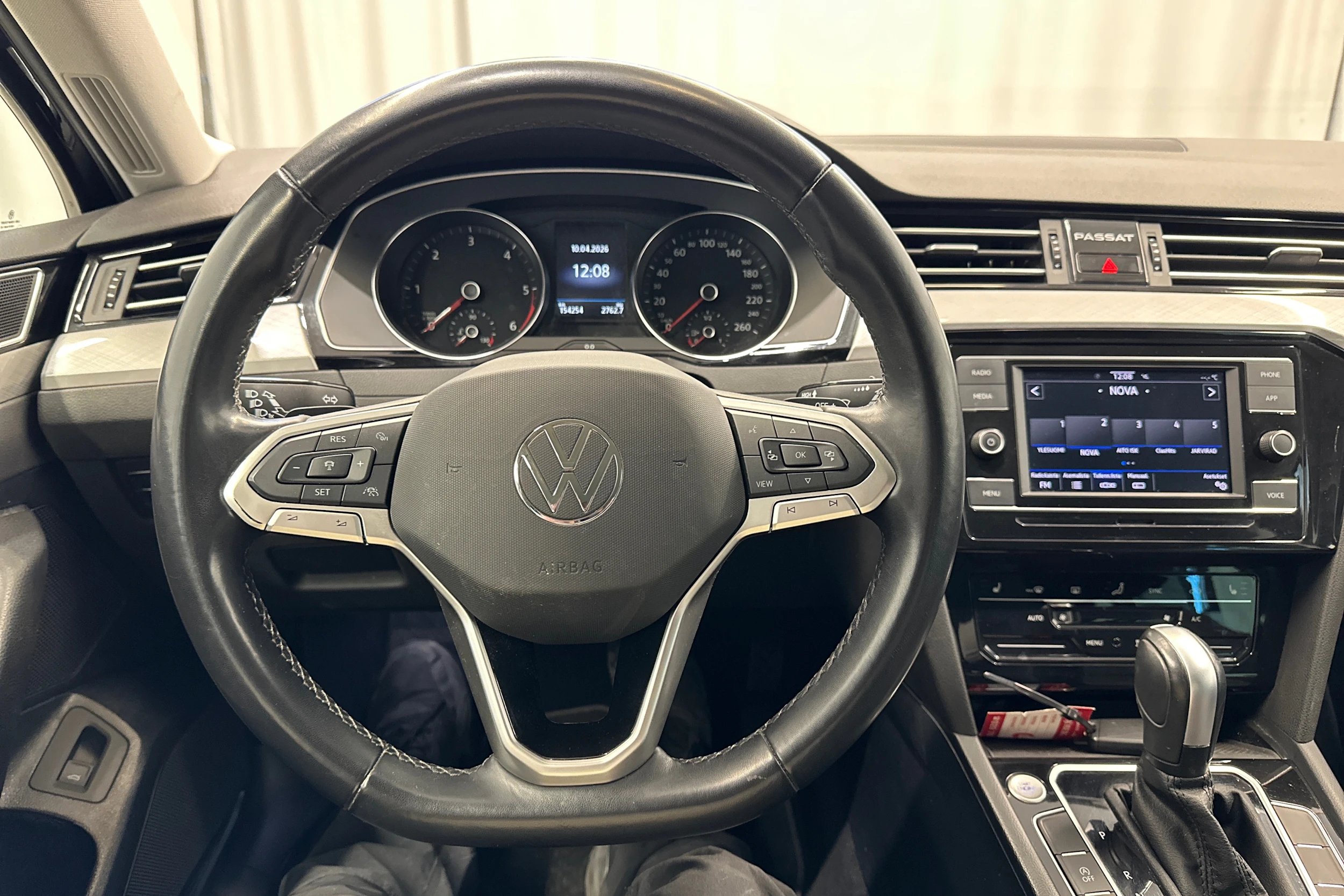 musta Volkswagen Passat 2023 kuva 12.