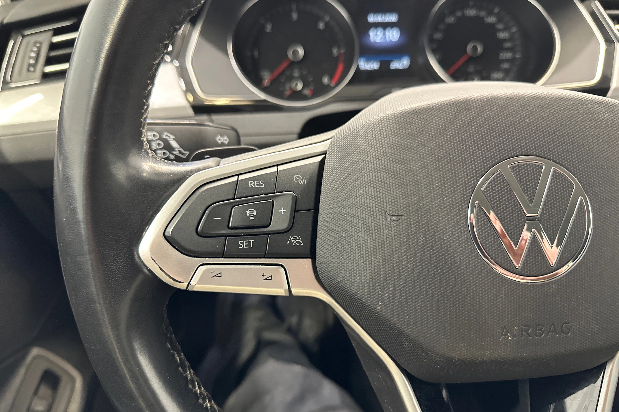 musta Volkswagen Passat 2023 kuva 13.