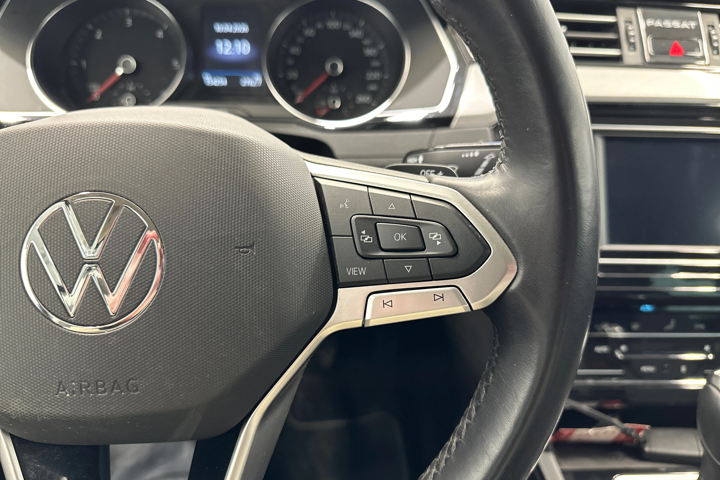 musta Volkswagen Passat 2023 kuva 14.