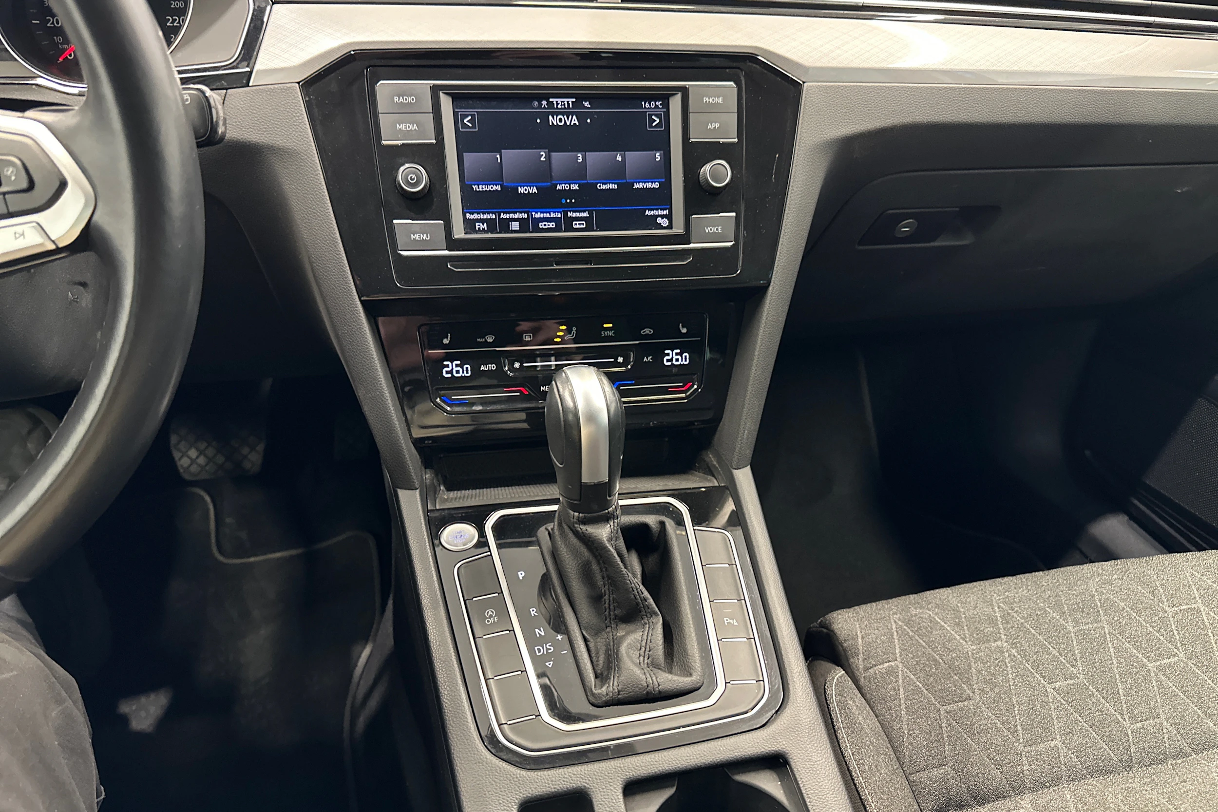 musta Volkswagen Passat 2023 kuva 16.