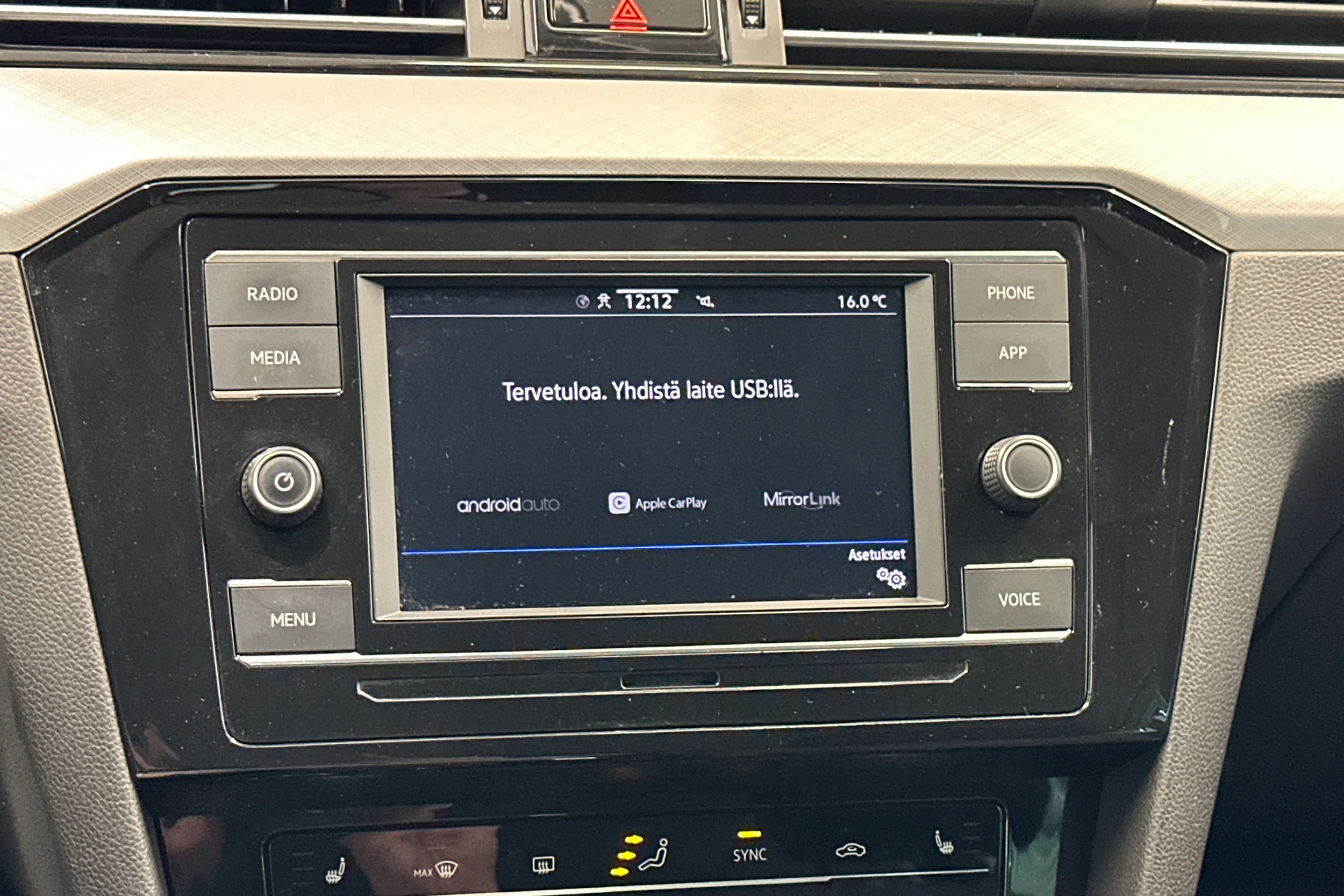 musta Volkswagen Passat 2023 kuva 18.