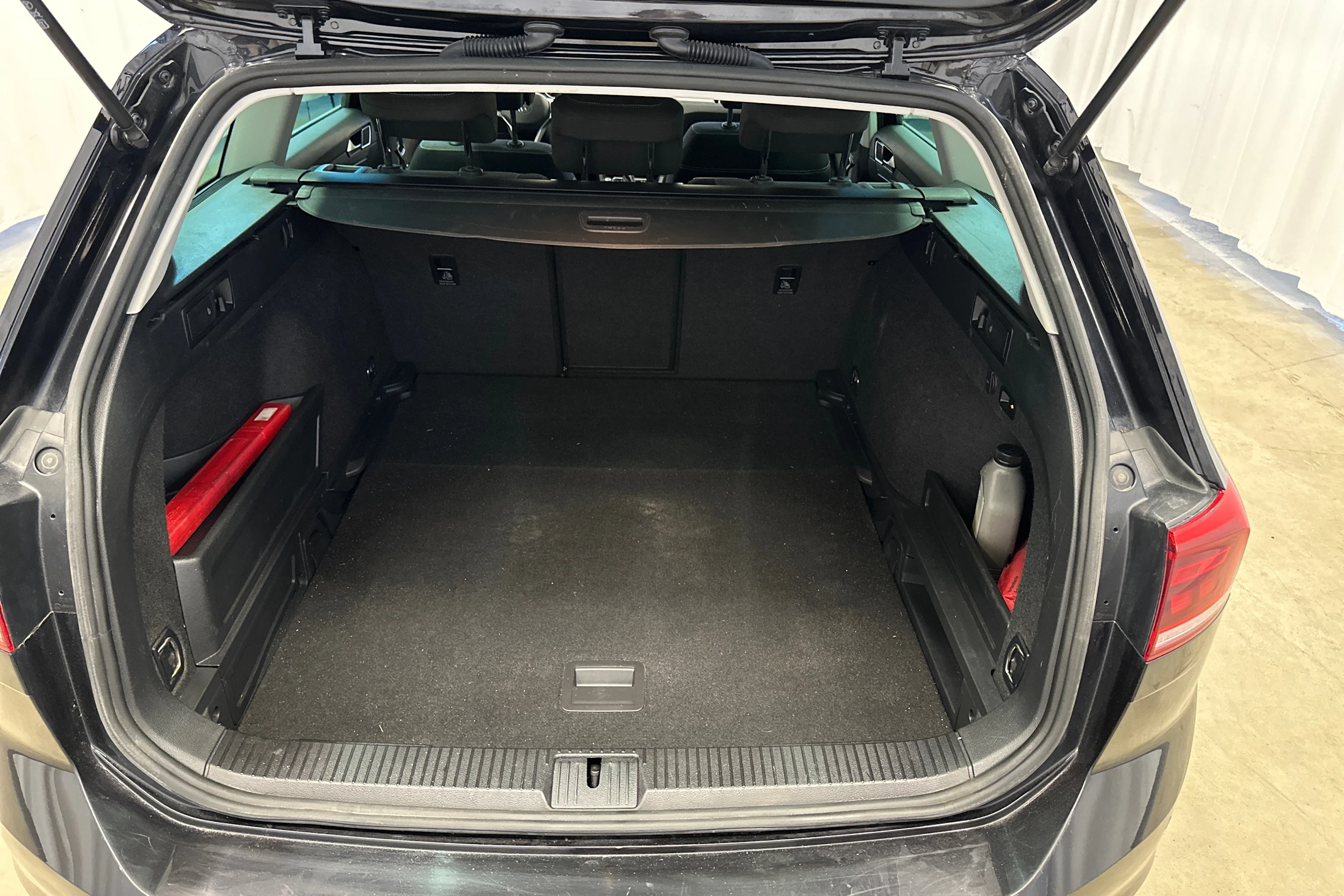 musta Volkswagen Passat 2023 kuva 21.