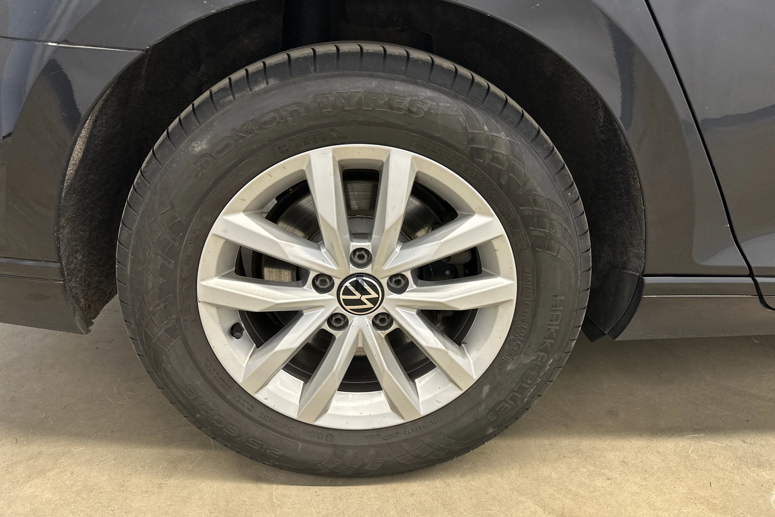 musta Volkswagen Passat 2023 kuva 22.