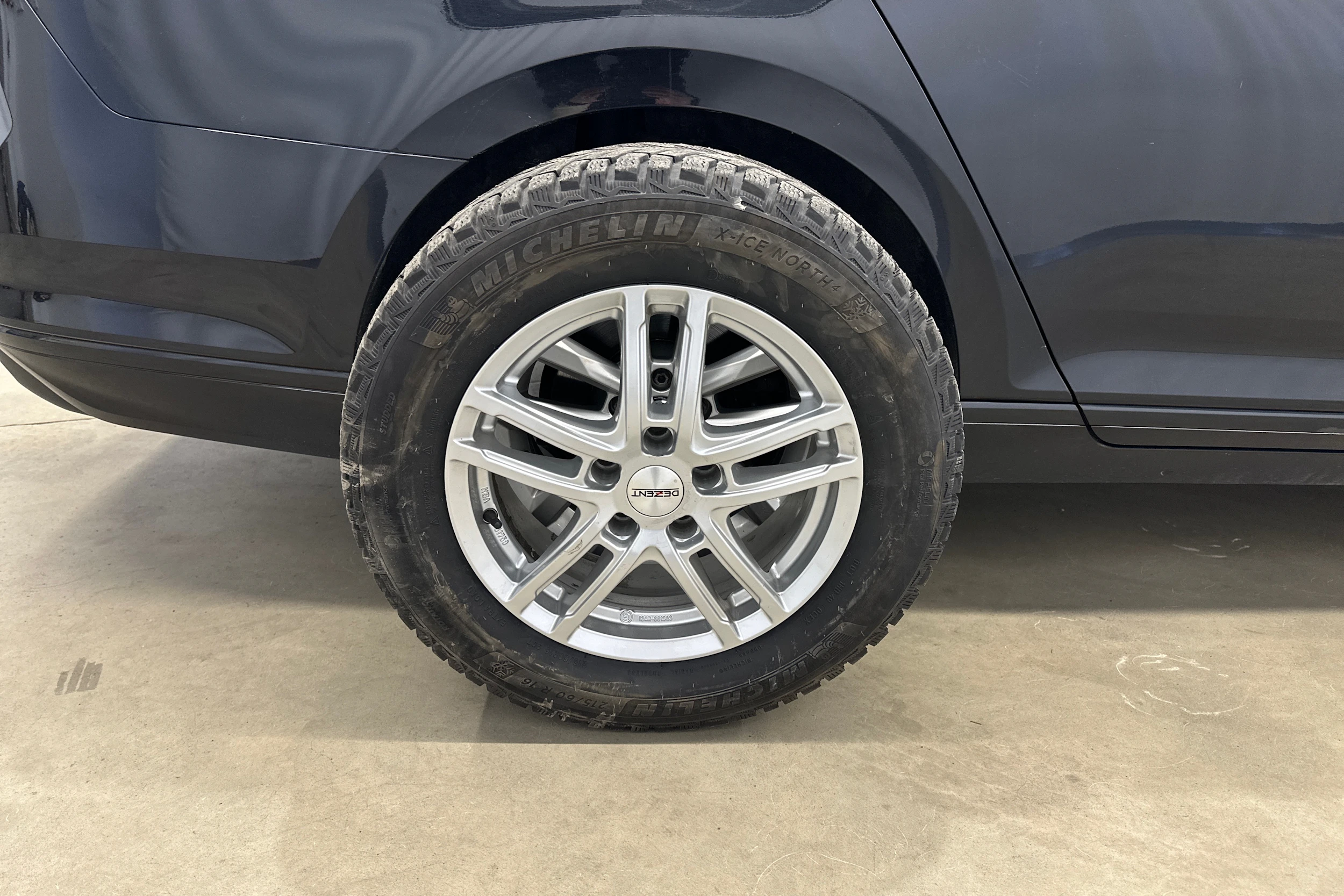 musta Volkswagen Passat 2023 kuva 23.